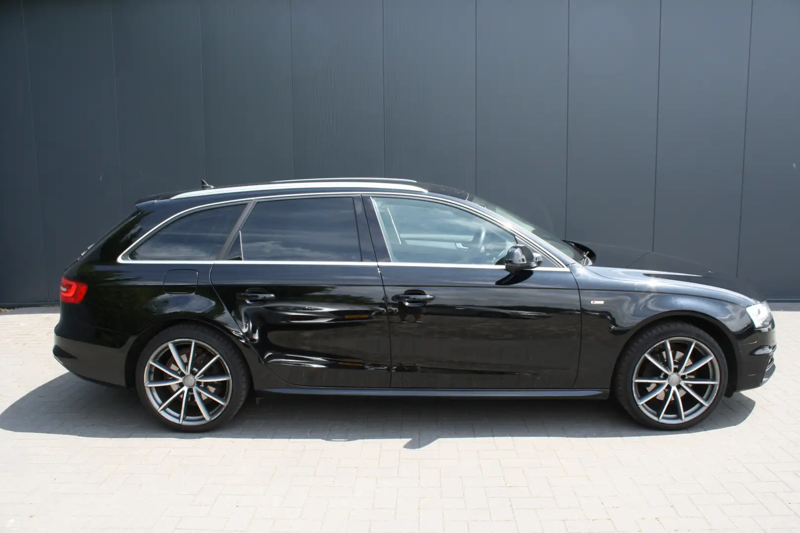 Audi A4 Avant 2.0 TDI 150PK EURO 5 S Edition - AUTOMAAT - Zwart - 2