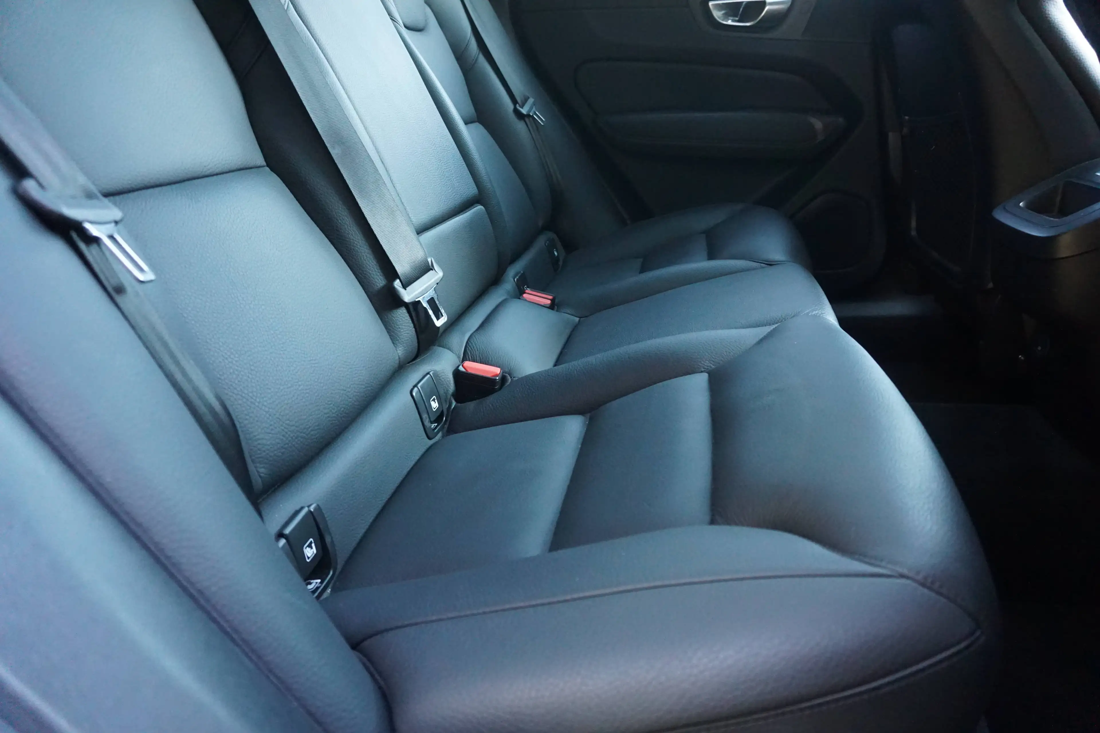 Volvo XC60 XC60 2.0 B4 MHEV AWD Plus Dark-Navi-Cam-LijnA-Pano-Garantie — photo 8