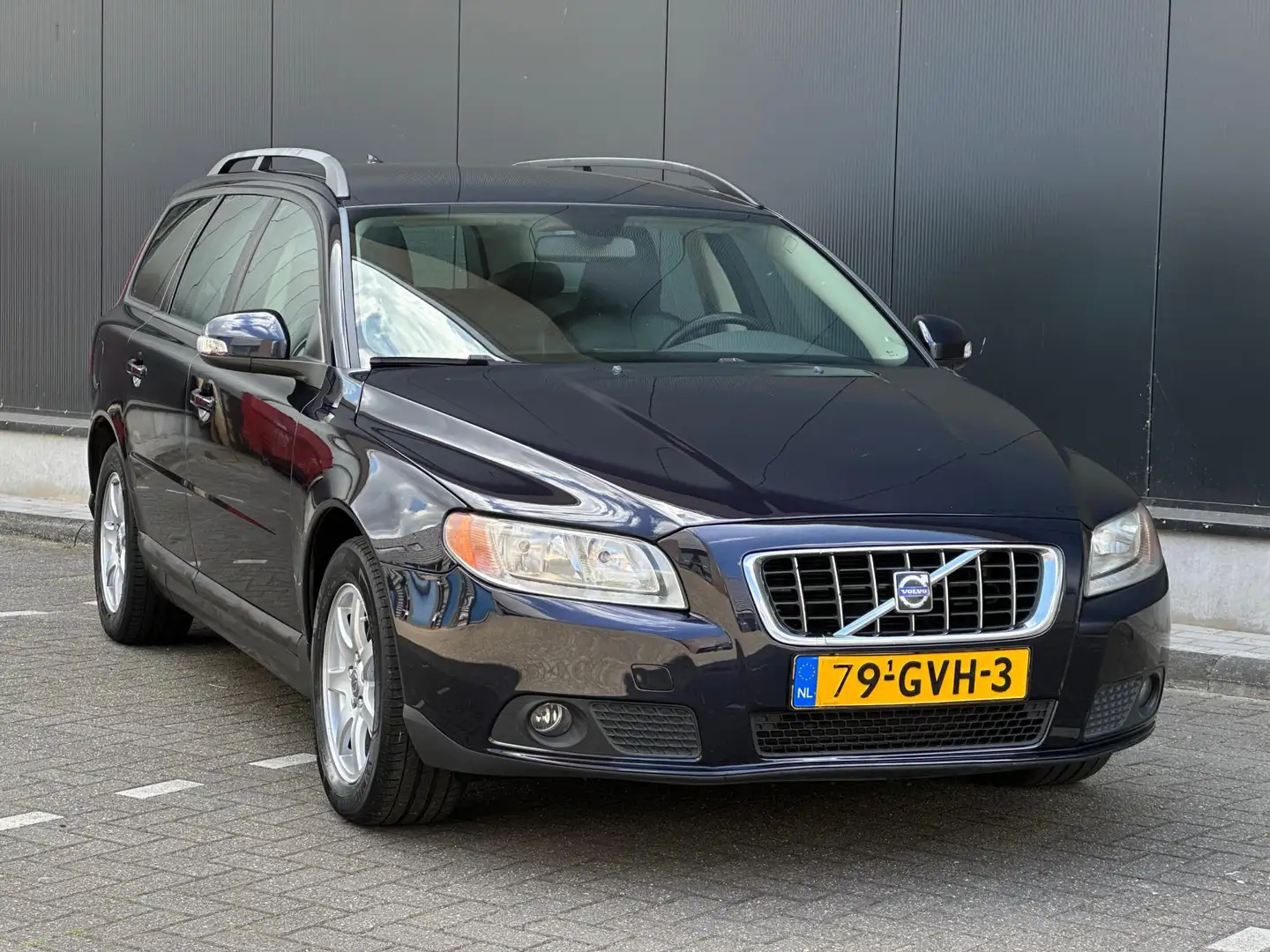 Volvo V70 2.5T Kinetic AUTOMAAT LEDER/CRUISE/AIRCO/ISOFIX | Blau - 2