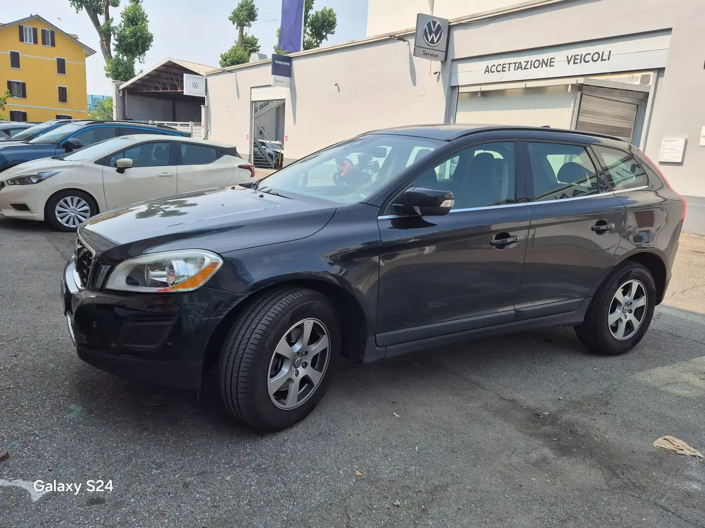 Volvo XC60 XC60 2.4 d4 (d3) Kinetic awd 163cv geartronic Nero - 1