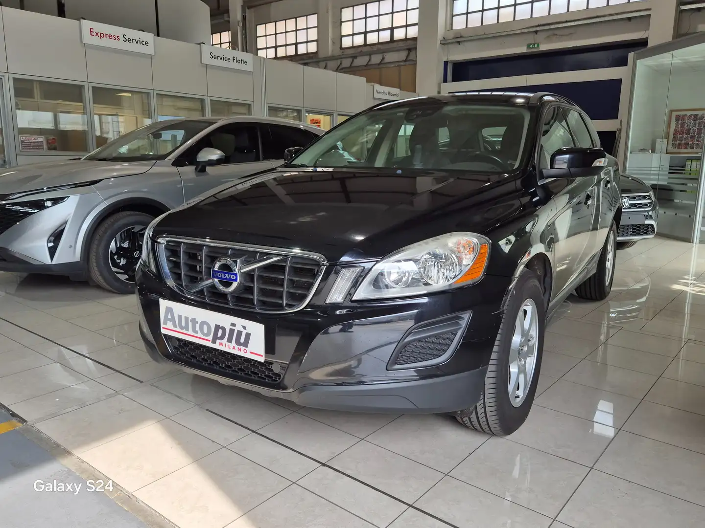 Volvo XC60 XC60 2.4 d4 (d3) Kinetic awd 163cv geartronic Zwart - 1