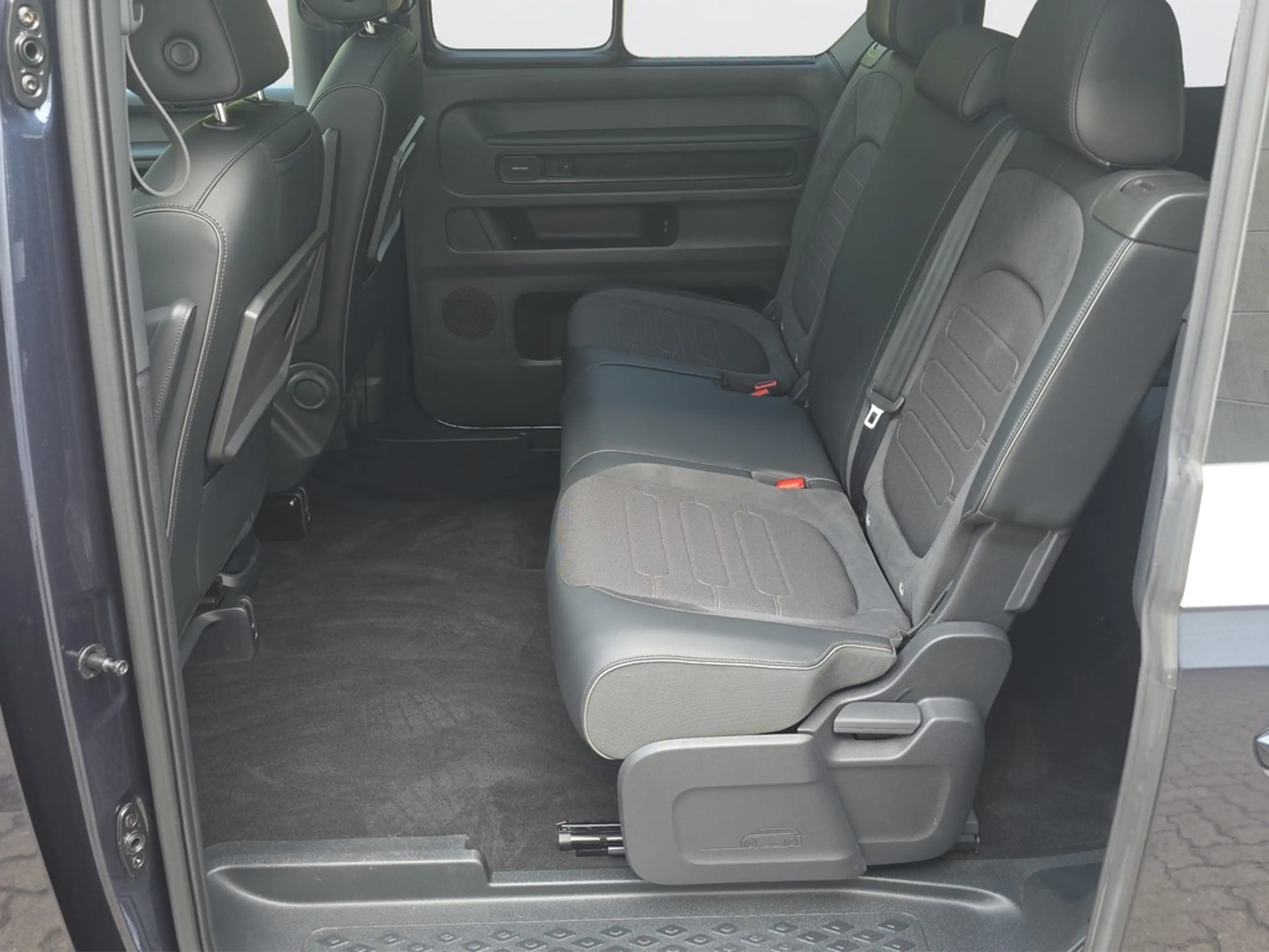 Volkswagen ID. Buzz Pro LR 7-Sitzer PANO/WÄRMEPUMPE/AHK — photo 12