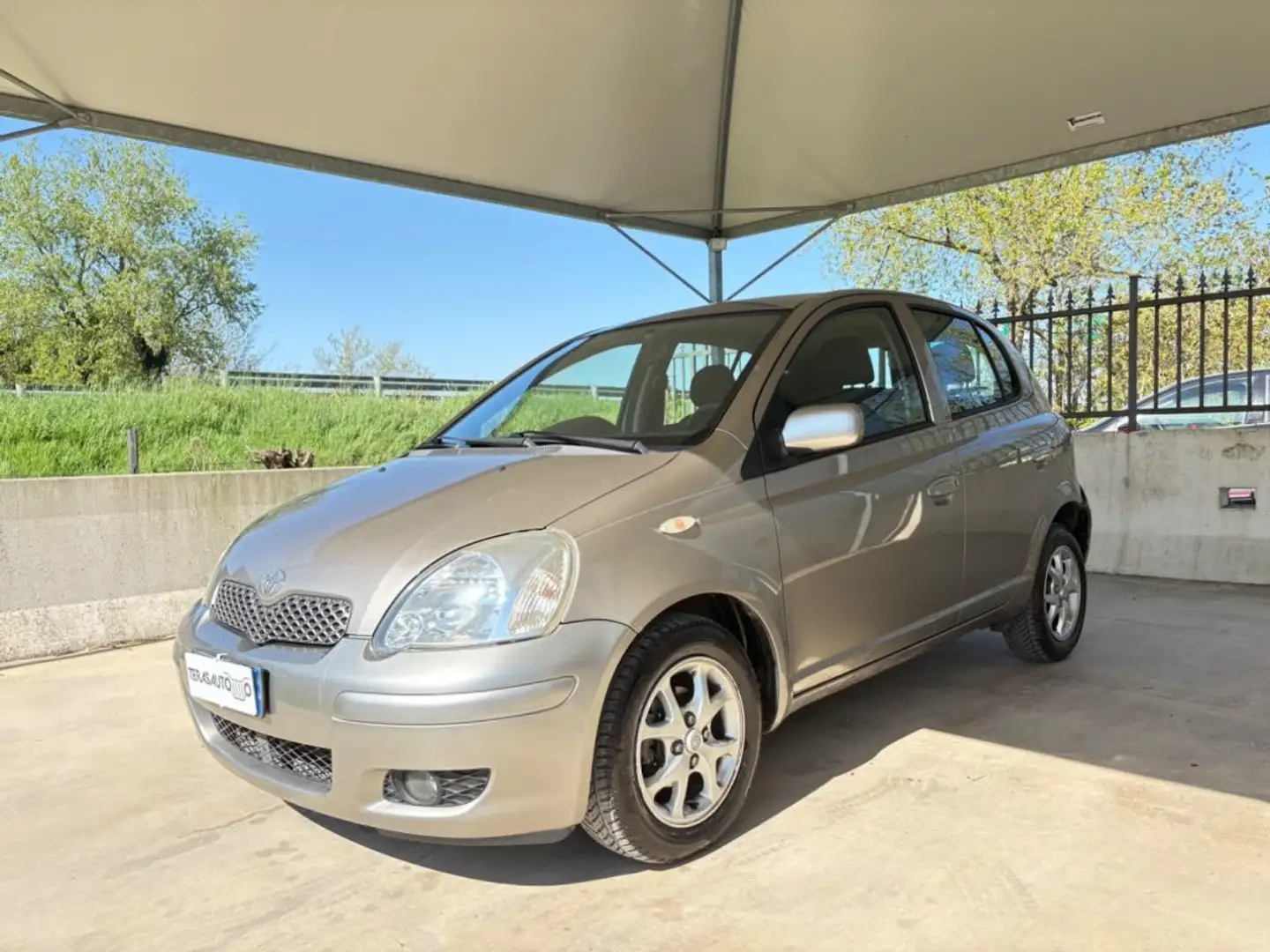 Toyota Yaris 1.3i OK NEOP. PRIMO PREZZO NON PORDERE L'OCCASIONE Argento - 1