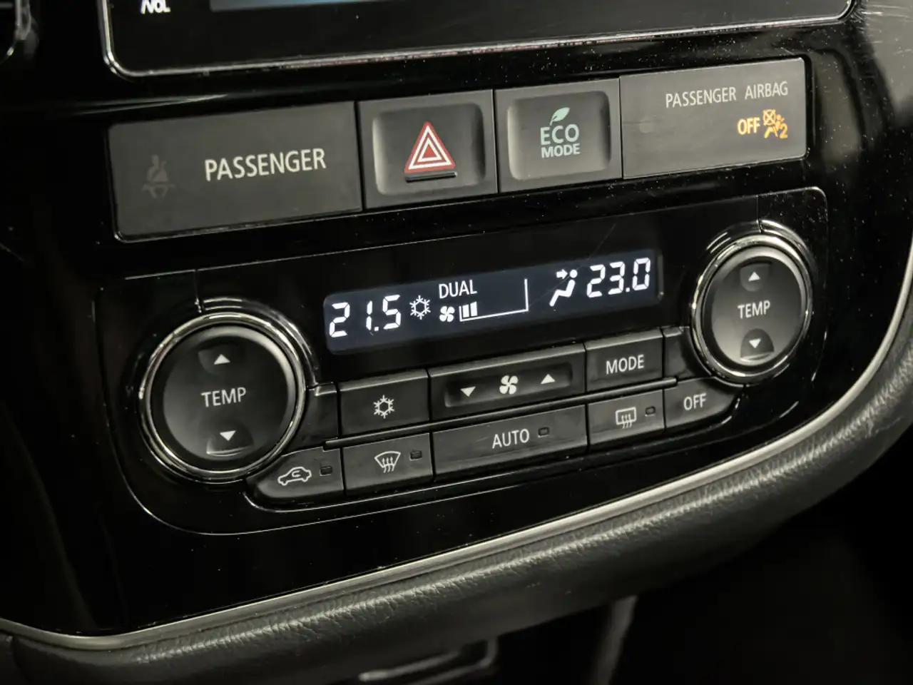 Mitsubishi Outlander снимка Mitsubishi Outlander