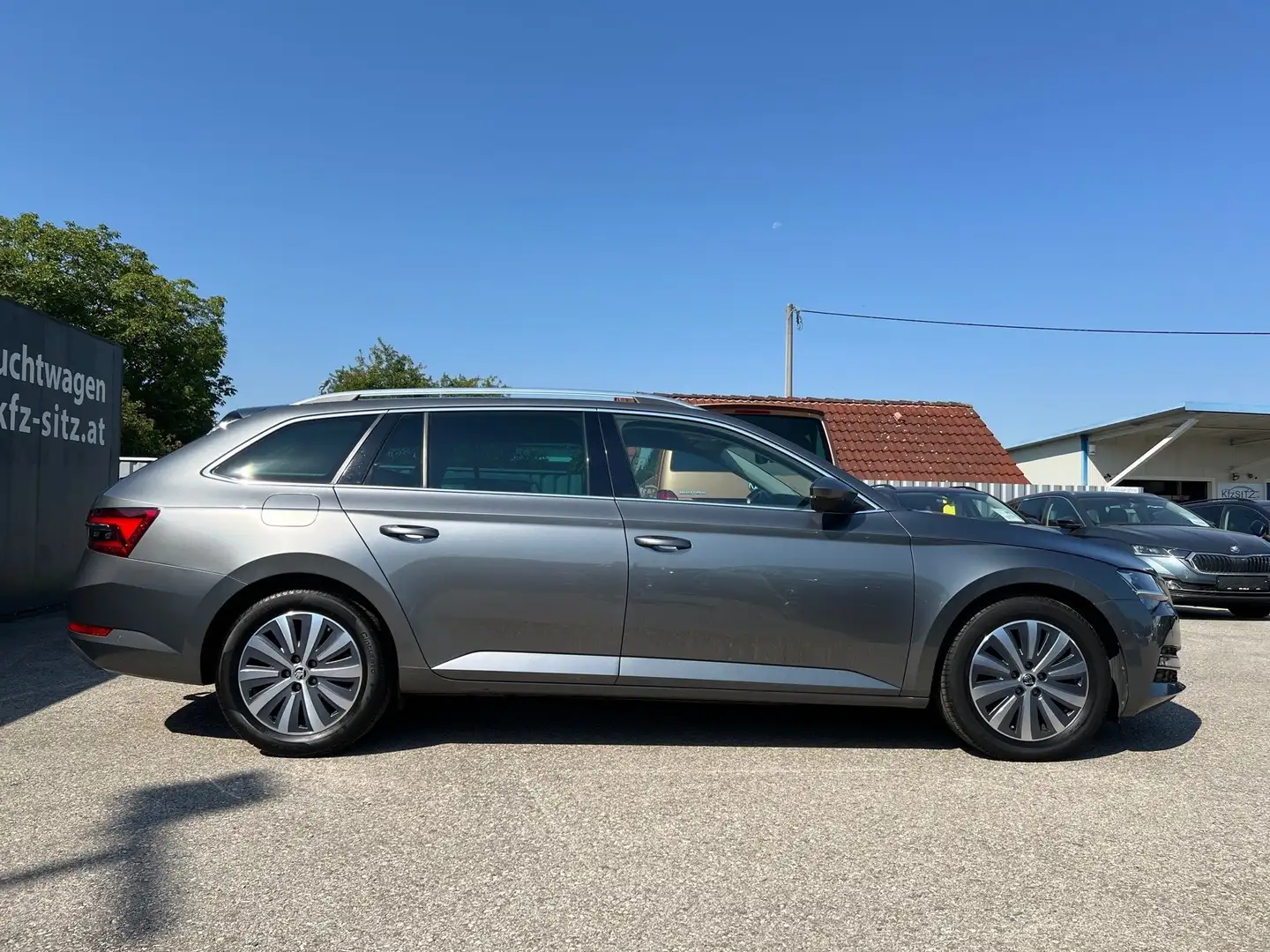 Skoda Superb Kombi 2,0 TDI Style DSG | NP: €58.100 Grau - 2