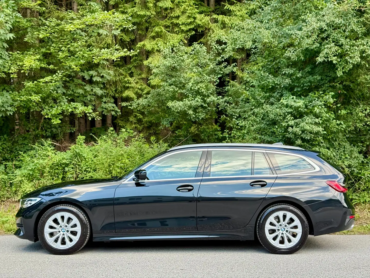 BMW 320 320d xDrive*1BESITZ*MWST*ACC*4X4*HCAM*LIVECOCKPIT* Schwarz - 2