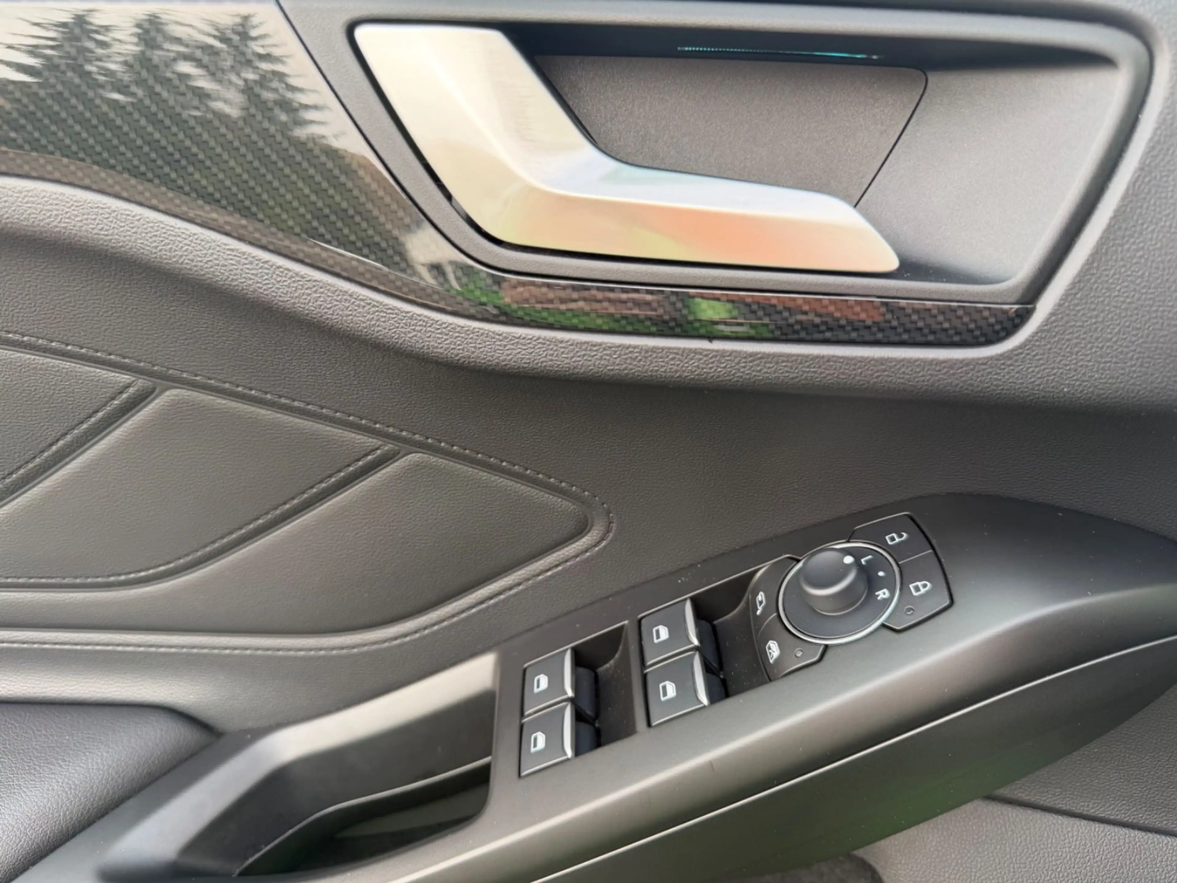 Ford Focus Lim. ST X 2,0 Ecoboost 206kW AT B&O WiPa — photo 23
