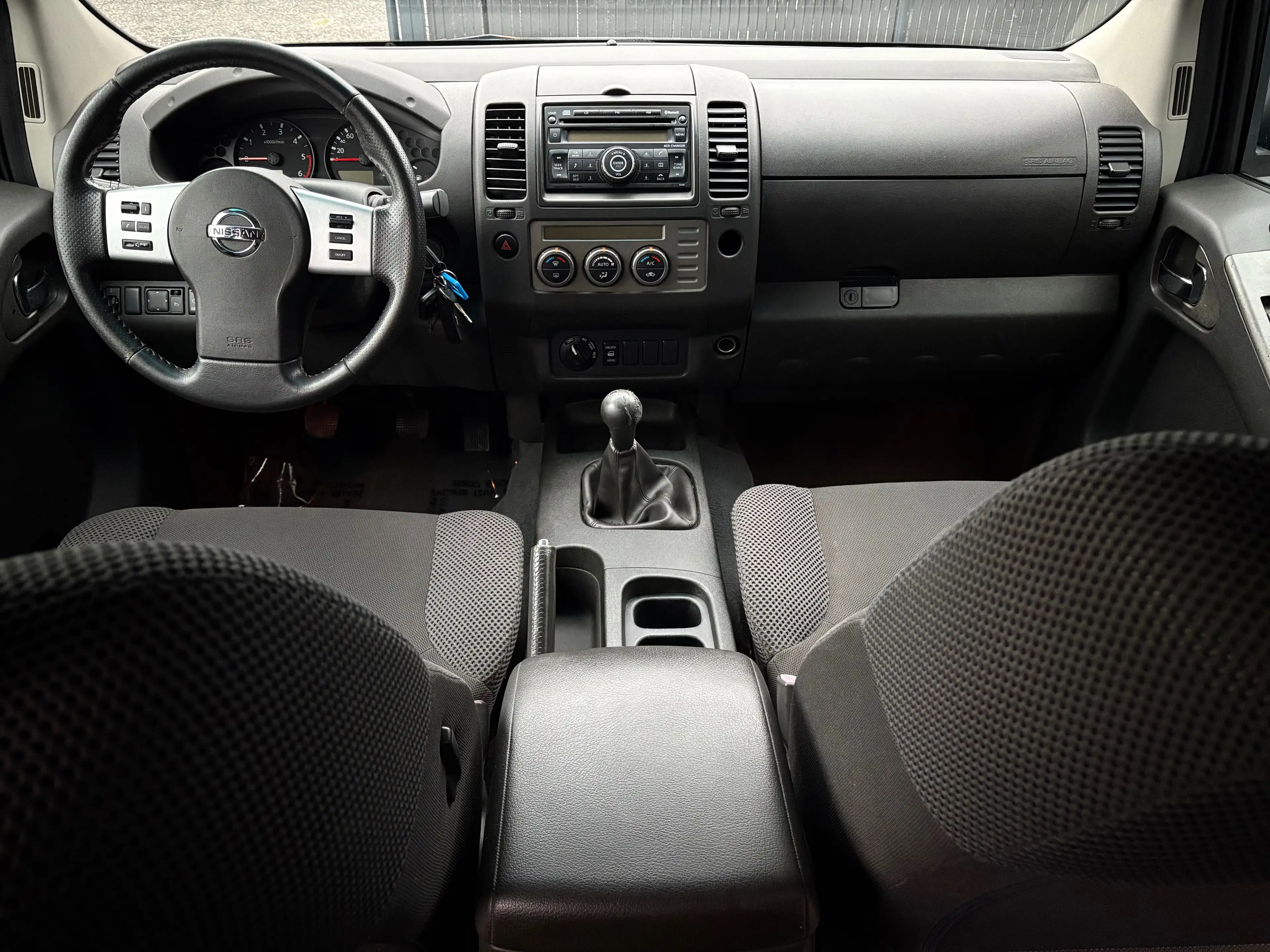 Nissan Navara 2.5 dCi 4x4 Executive/ Hardtop/ Clim. — photo 12