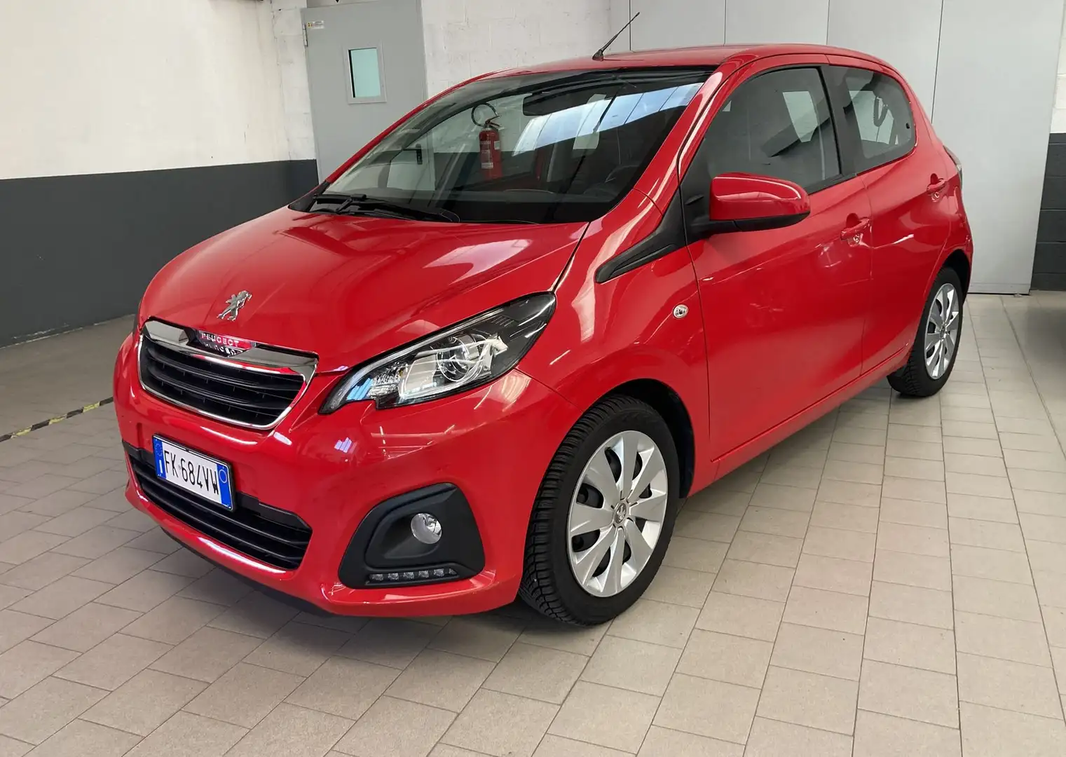 Peugeot 108 1.2 PureTech 82 CV 5 porte Active Neopatentati Rood - 2