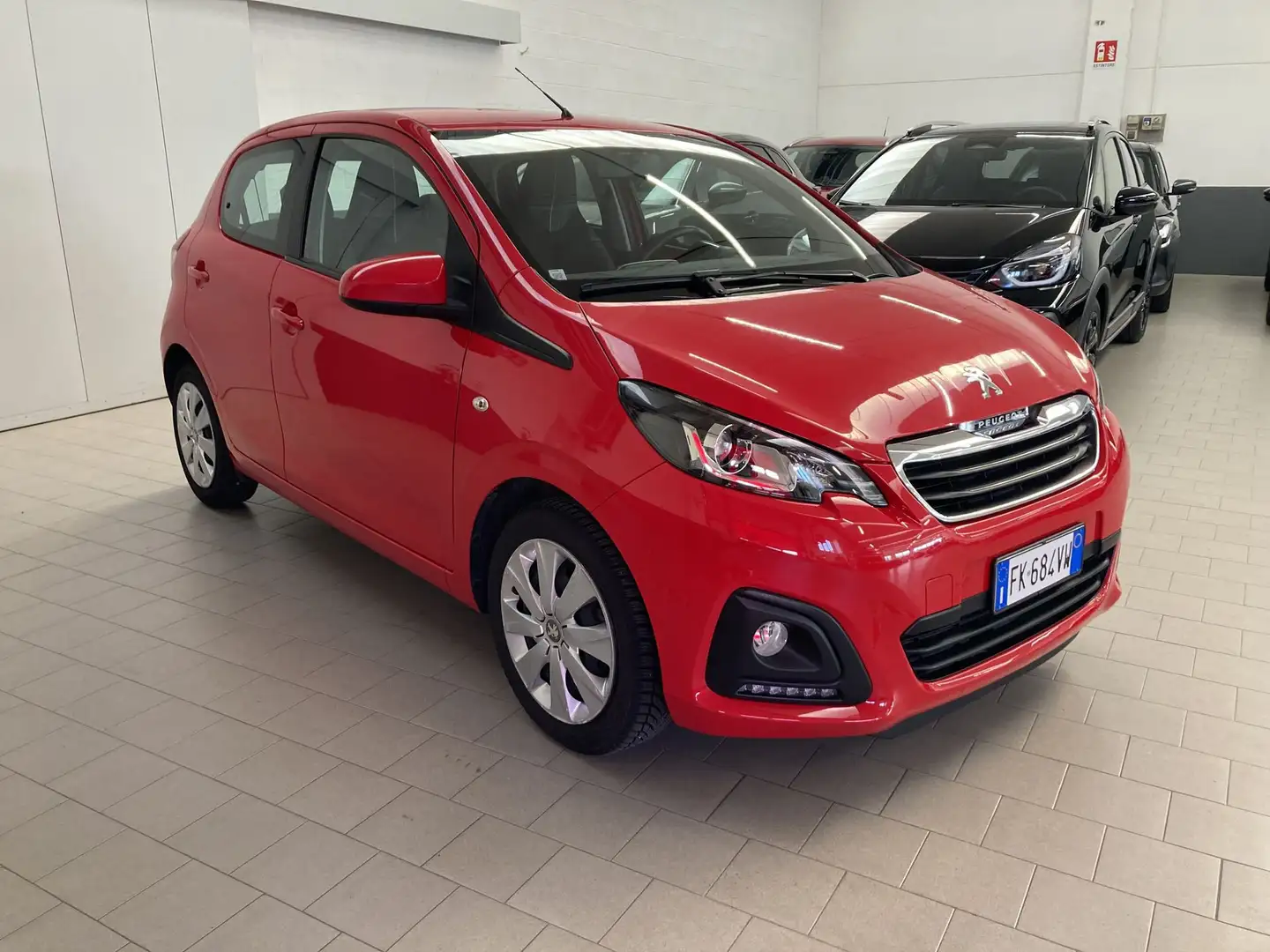 Peugeot 108 1.2 PureTech 82 CV 5 porte Active Neopatentati Rood - 1