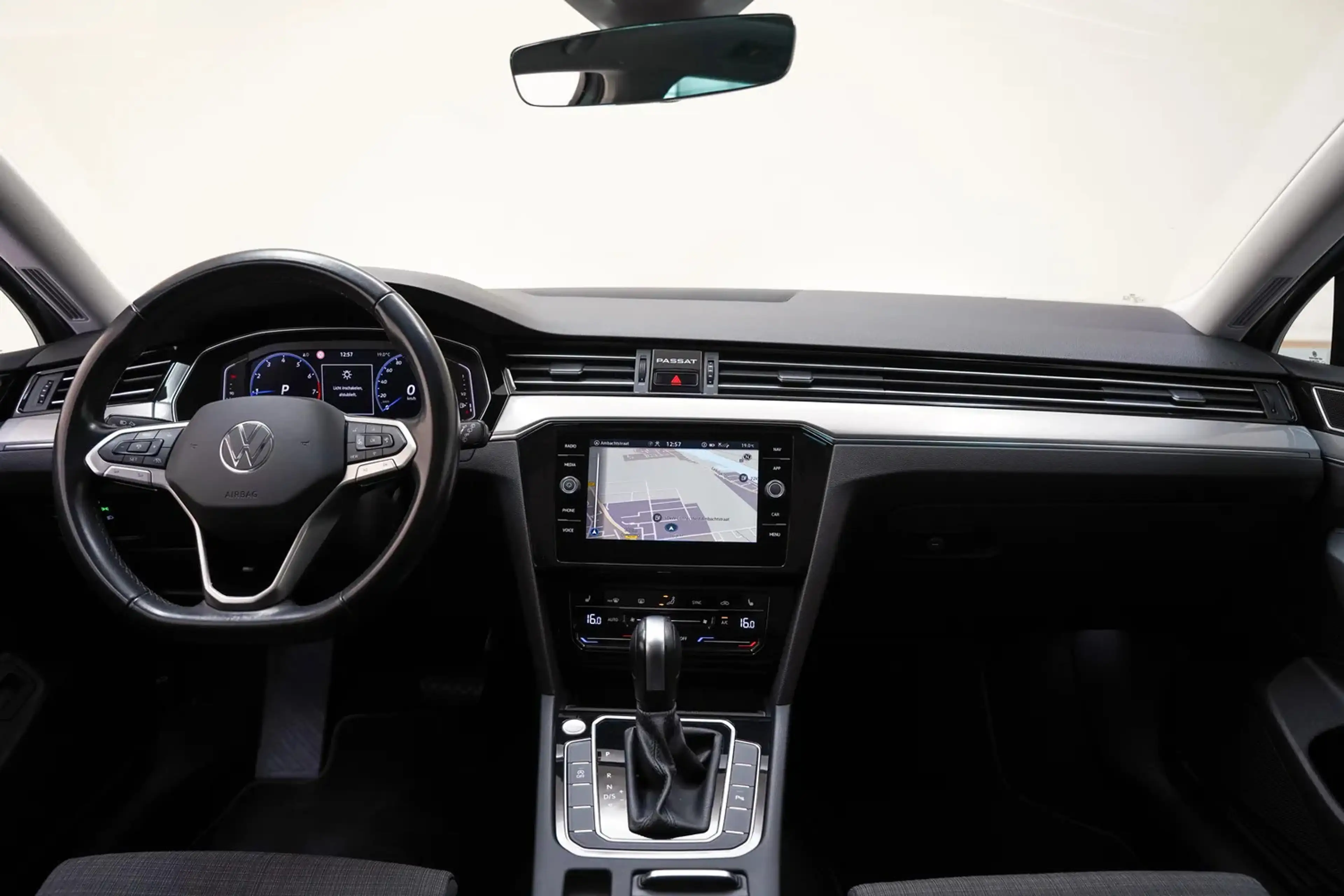 Volkswagen Passat Variant 1.5 TSI Business Aut. [ Panorama LED Virtual Stoel — photo 4