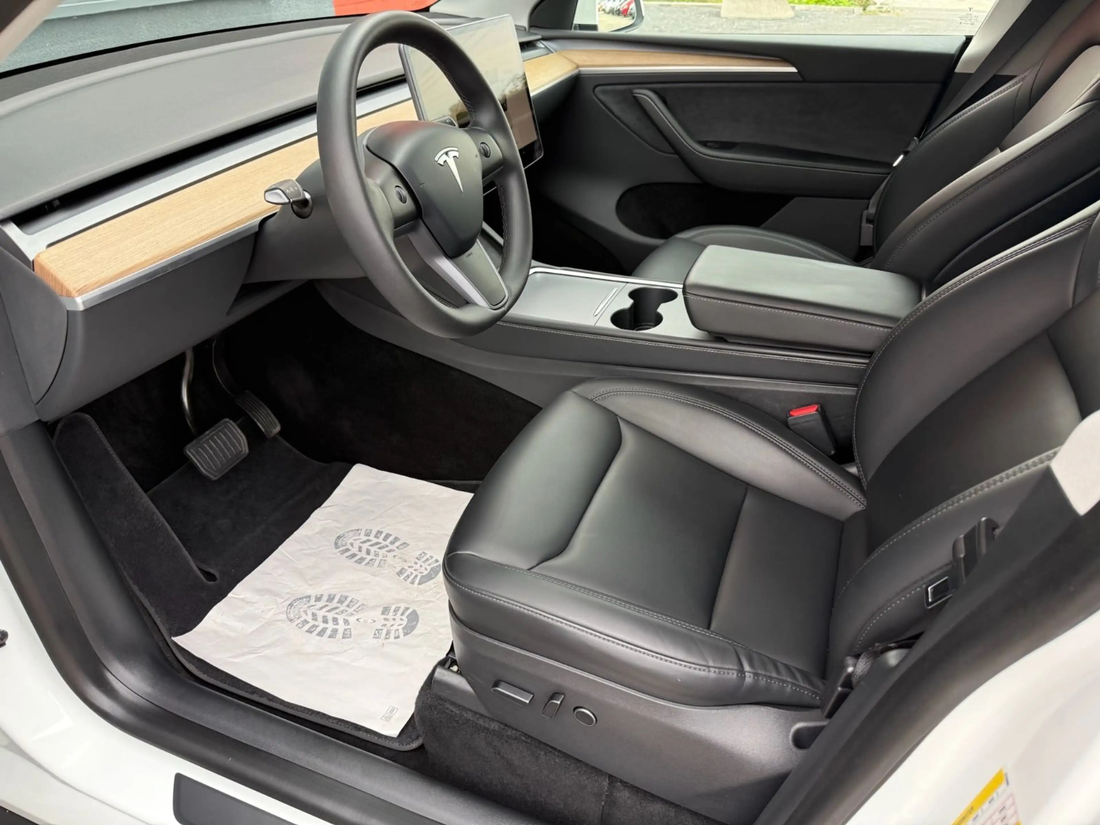 Tesla Model Y Long Range Dual AWD SOH 94% NEU TÜV — photo 11