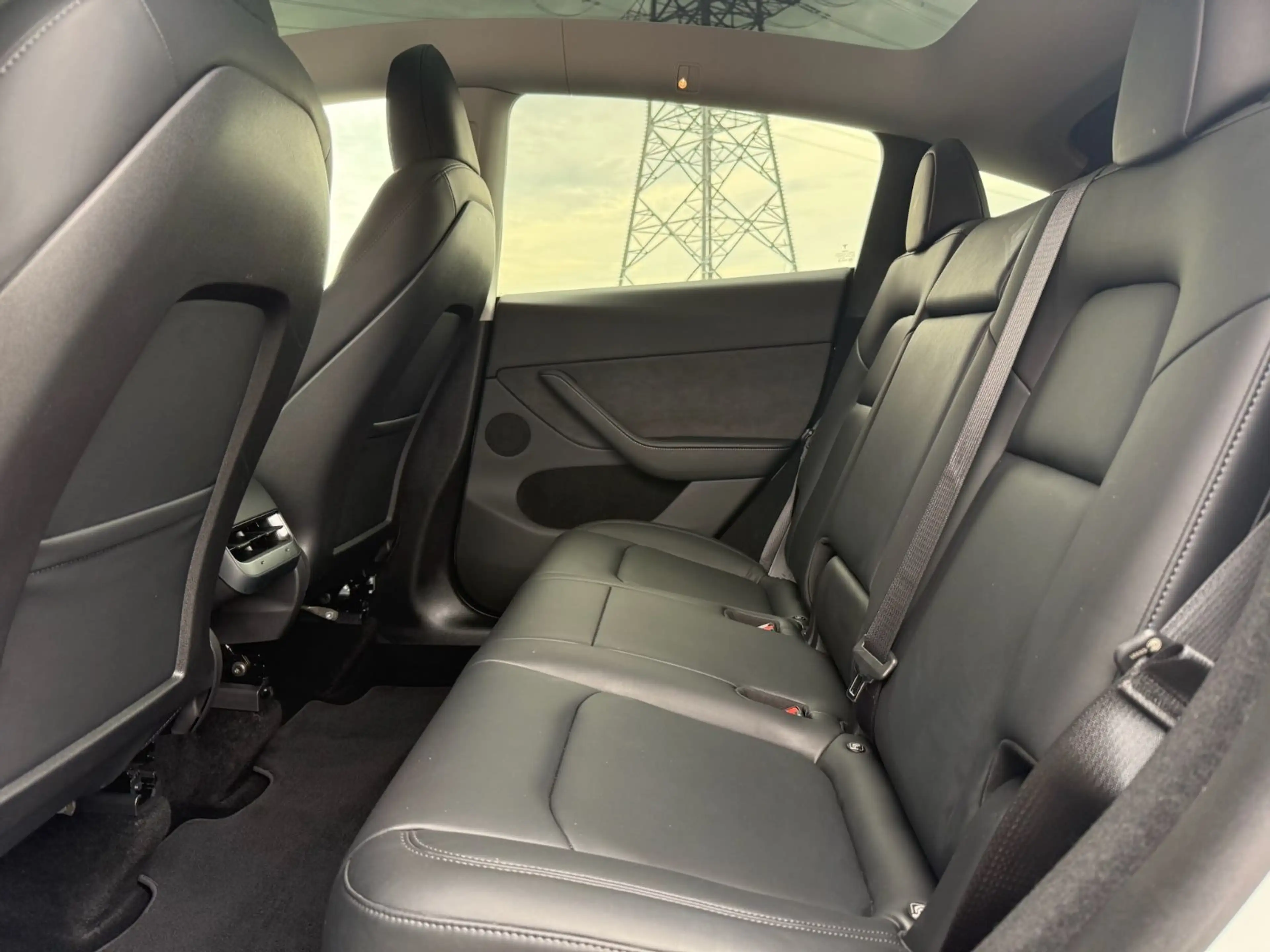 Tesla Model Y Long Range Dual AWD SOH 94% NEU TÜV — photo 15
