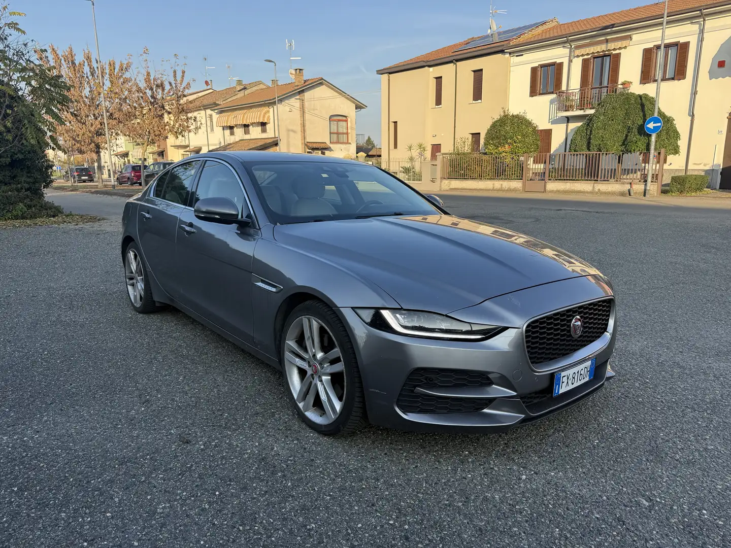 Jaguar XE 2.0d i4 R-Dynamic SE awd 180cv auto - 2