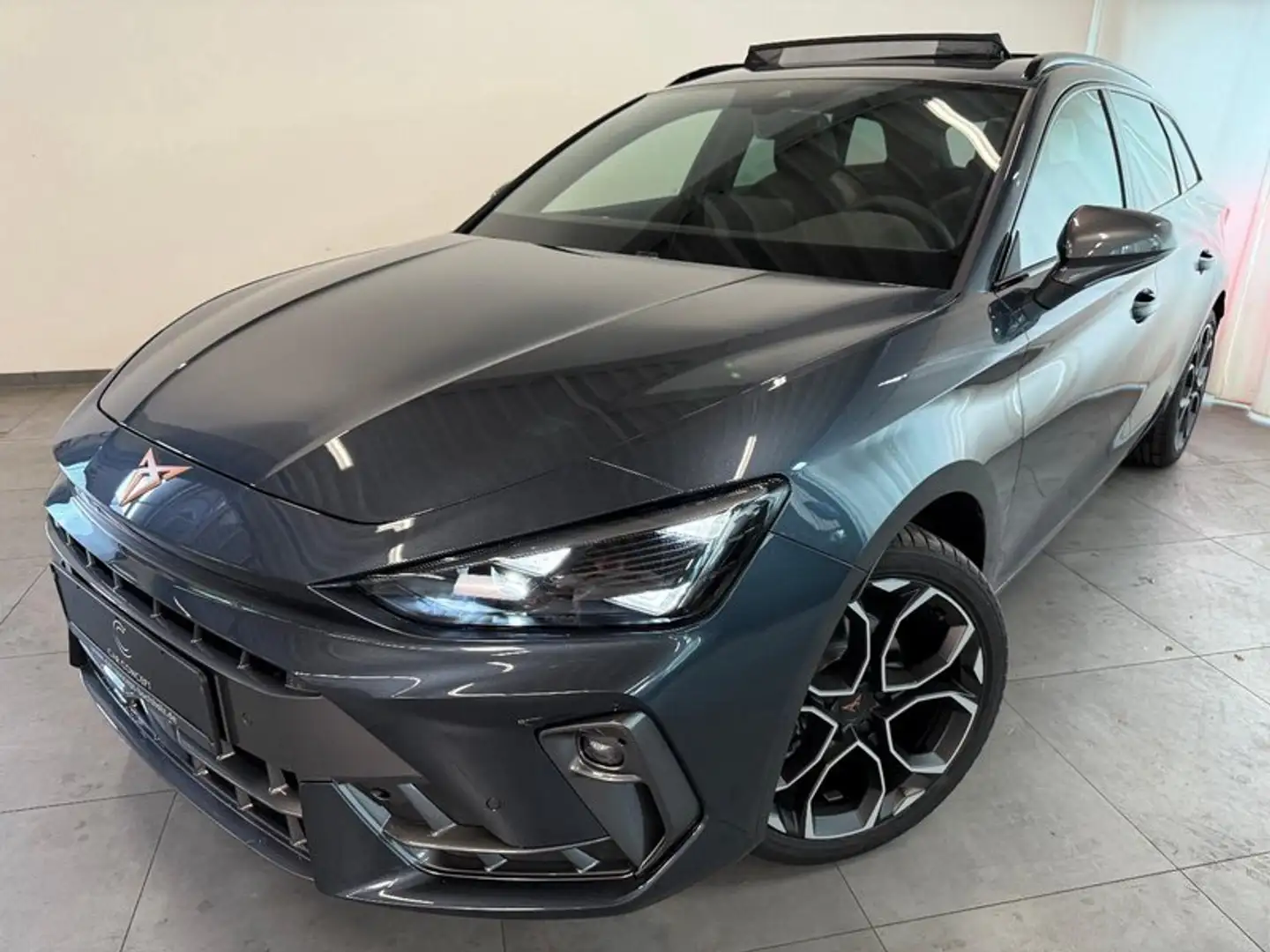 CUPRA Leon ST 1.5 eTSI DSG EDGE KEYLESS PANO KAMERA Grau - 1
