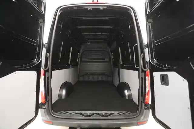 Mercedes-Benz Sprinter view 3