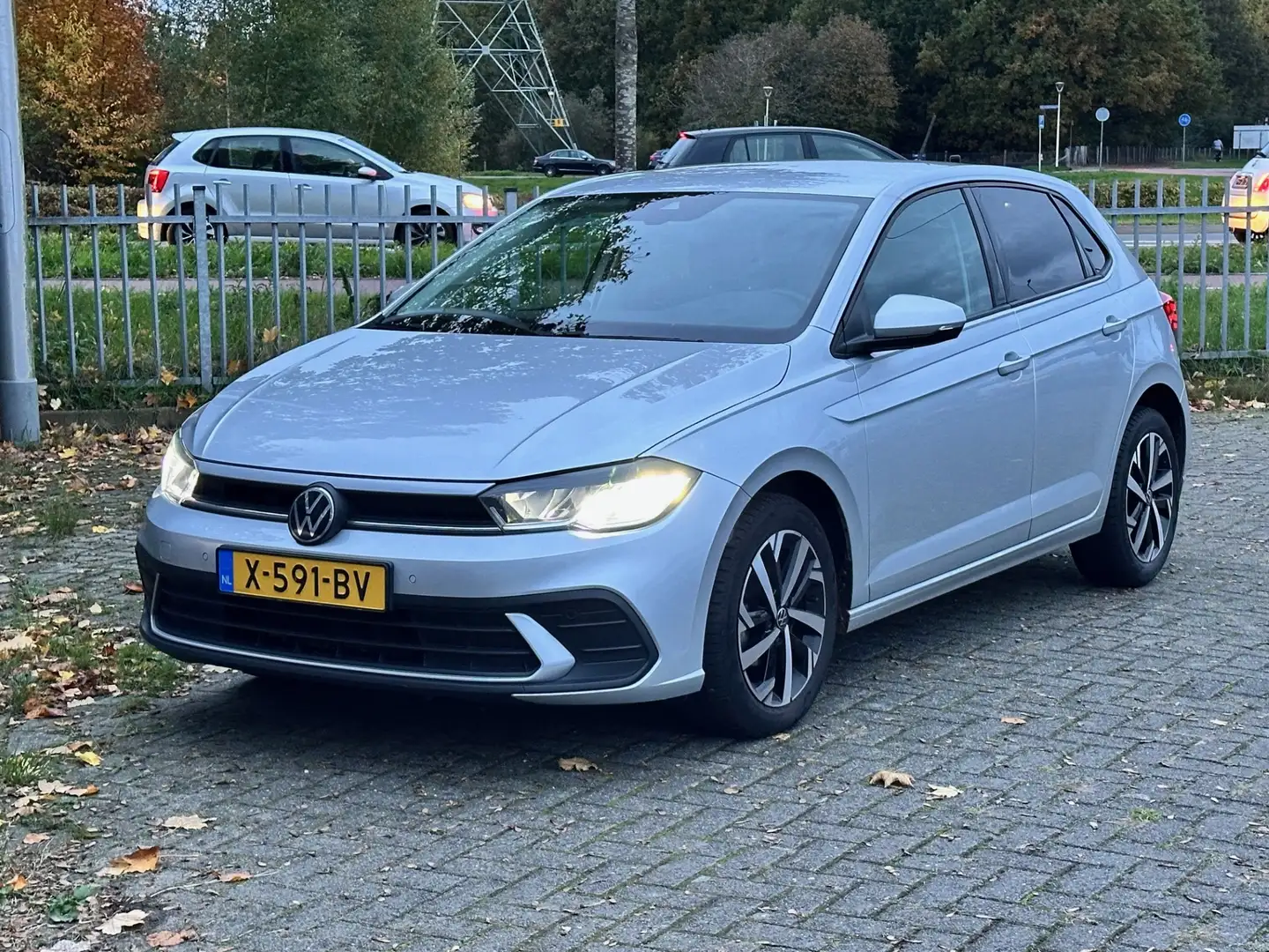 Volkswagen Polo 1.0 TSI 95pk Life Business Grau - 2