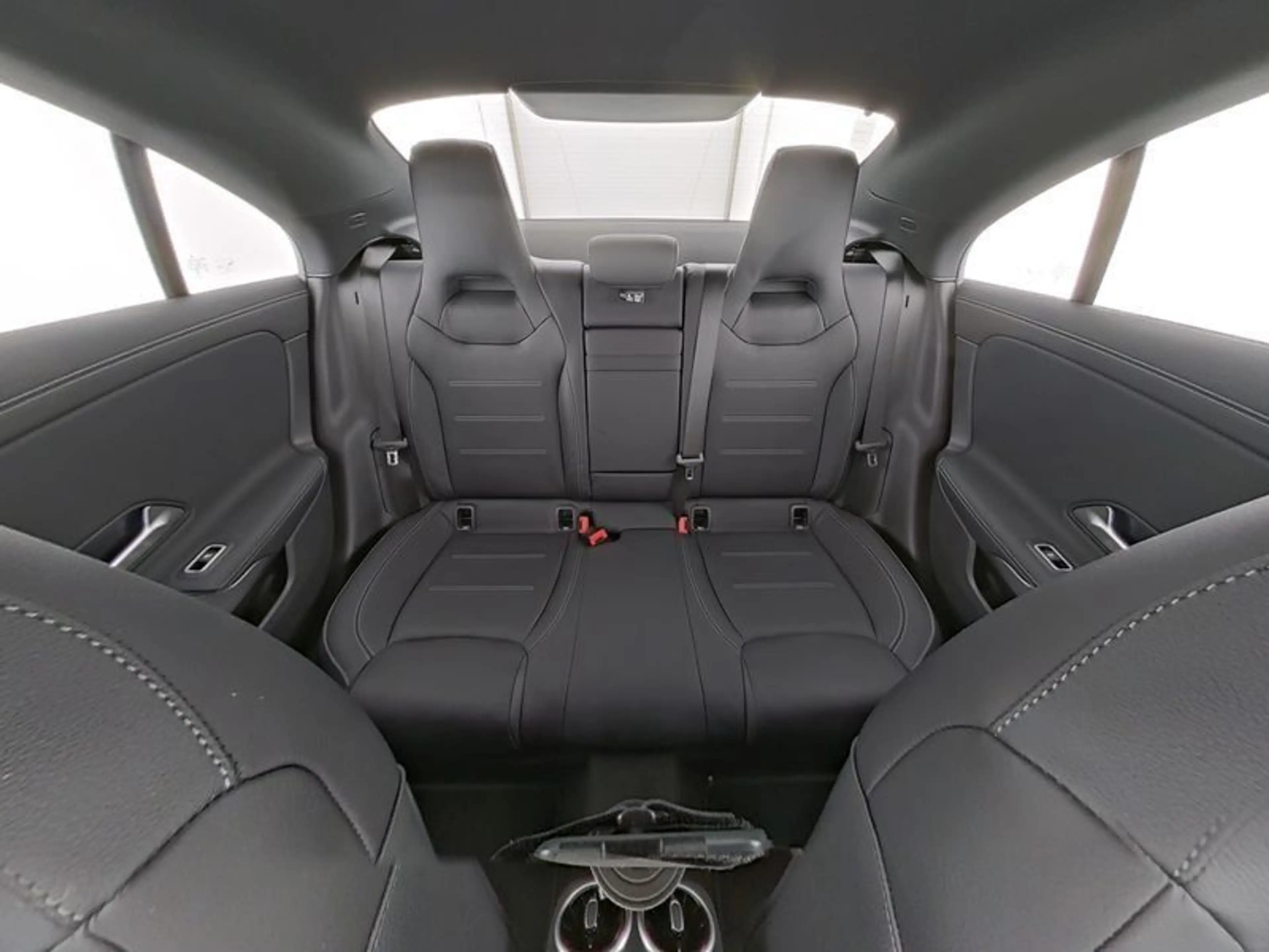 Mercedes-Benz CLA 200 AMG Premium Panorama Leder Kamera Totw. — photo 8