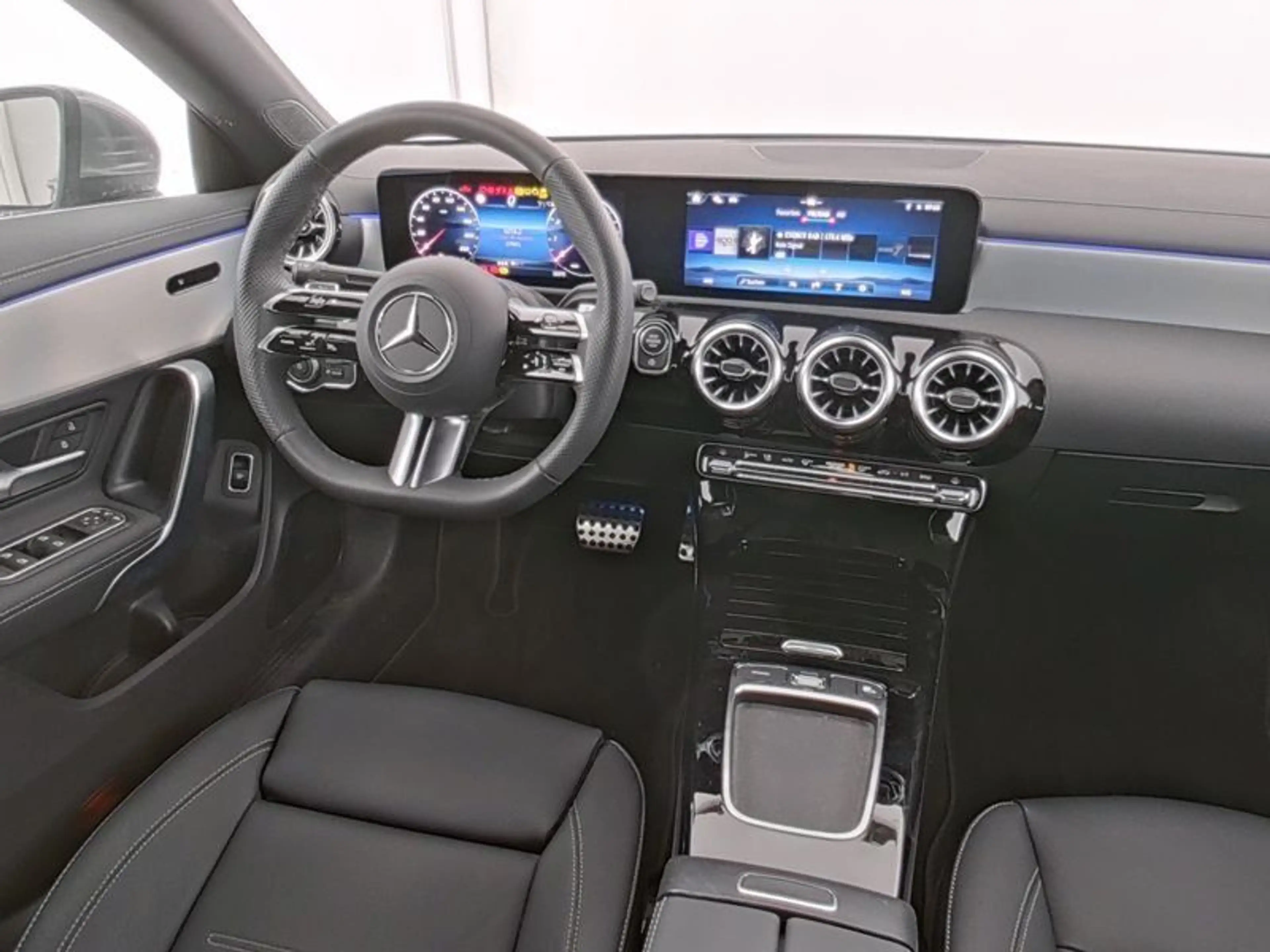 Mercedes-Benz CLA 200 AMG Premium Panorama Leder Kamera Totw. — photo 5