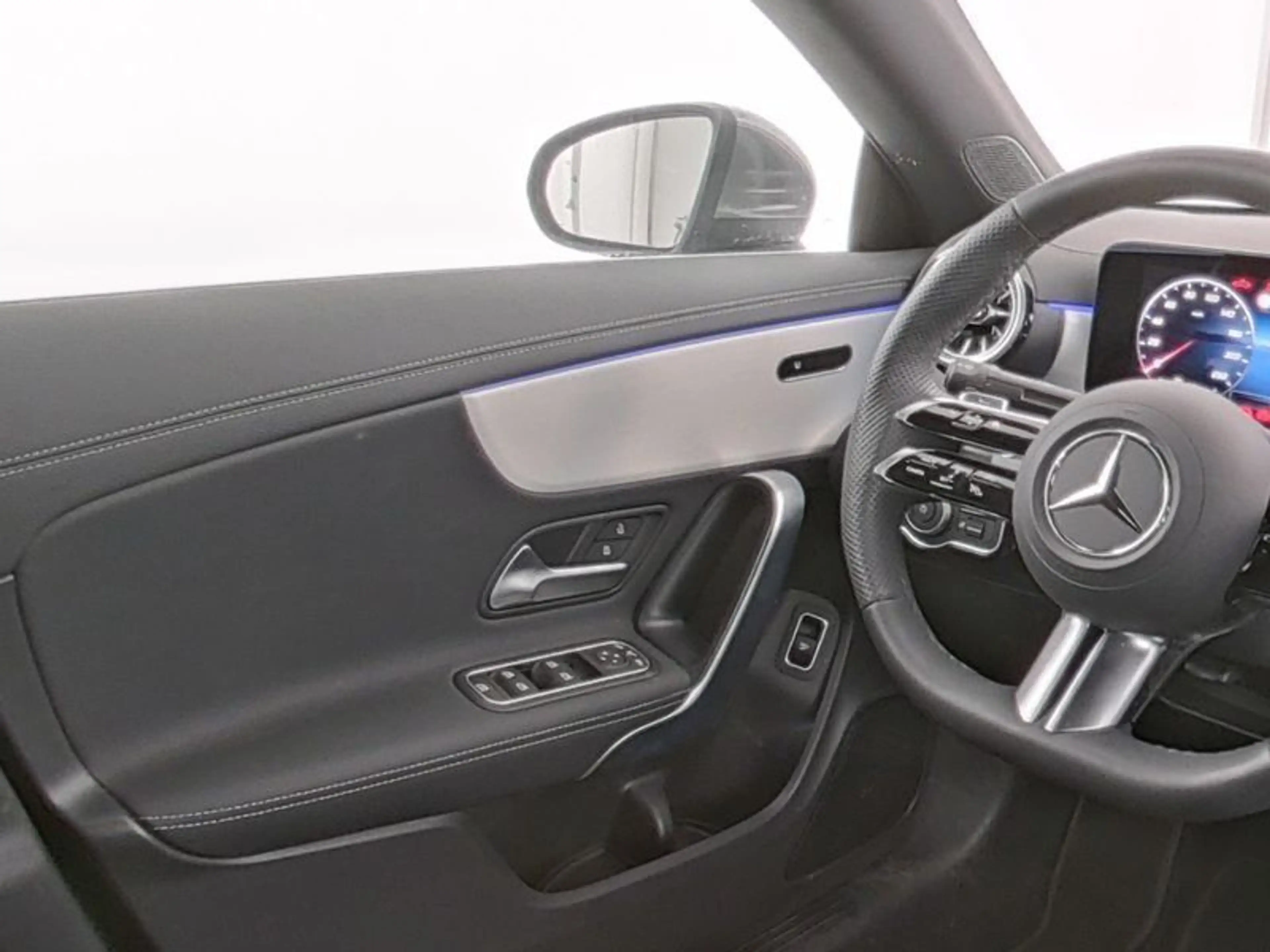 Mercedes-Benz CLA 200 AMG Premium Panorama Leder Kamera Totw. — photo 9