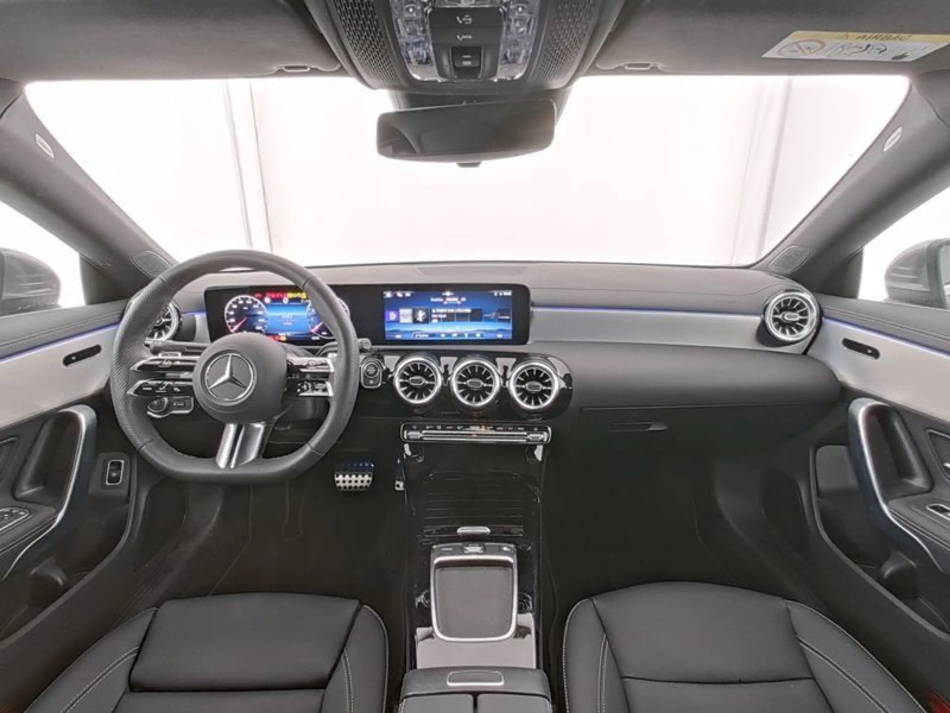 Mercedes-Benz CLA 200 AMG Premium Panorama Leder Kamera Totw. — photo 3