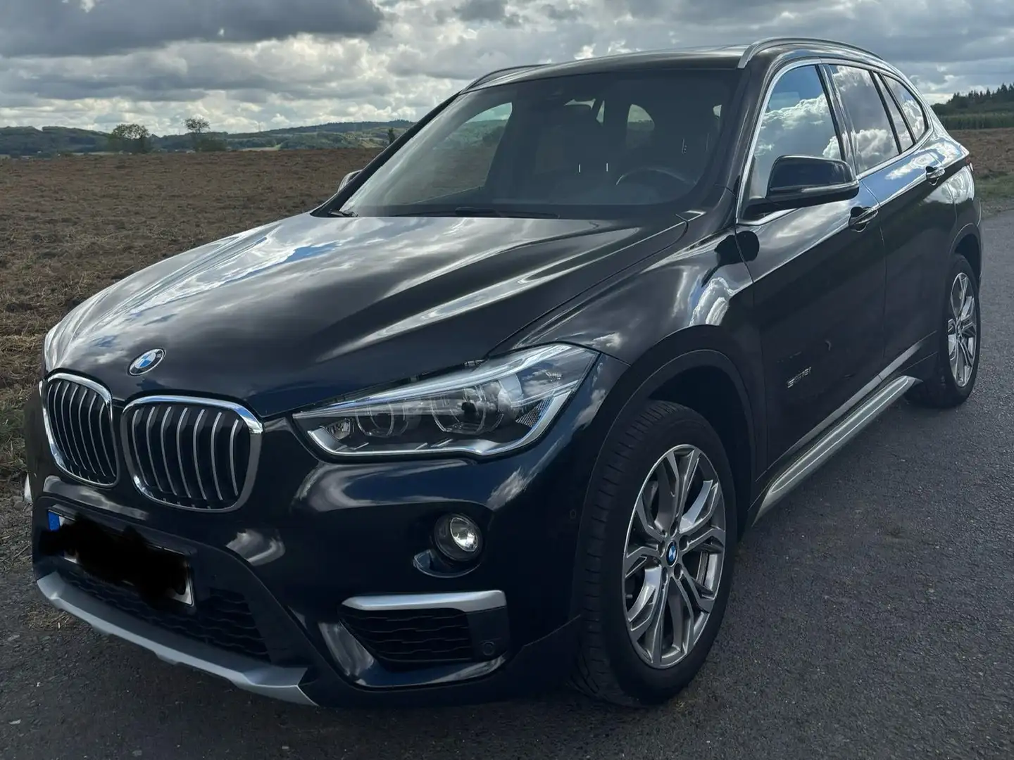 BMW X1 X1 sDrive18i Aut. Schwarz - 1