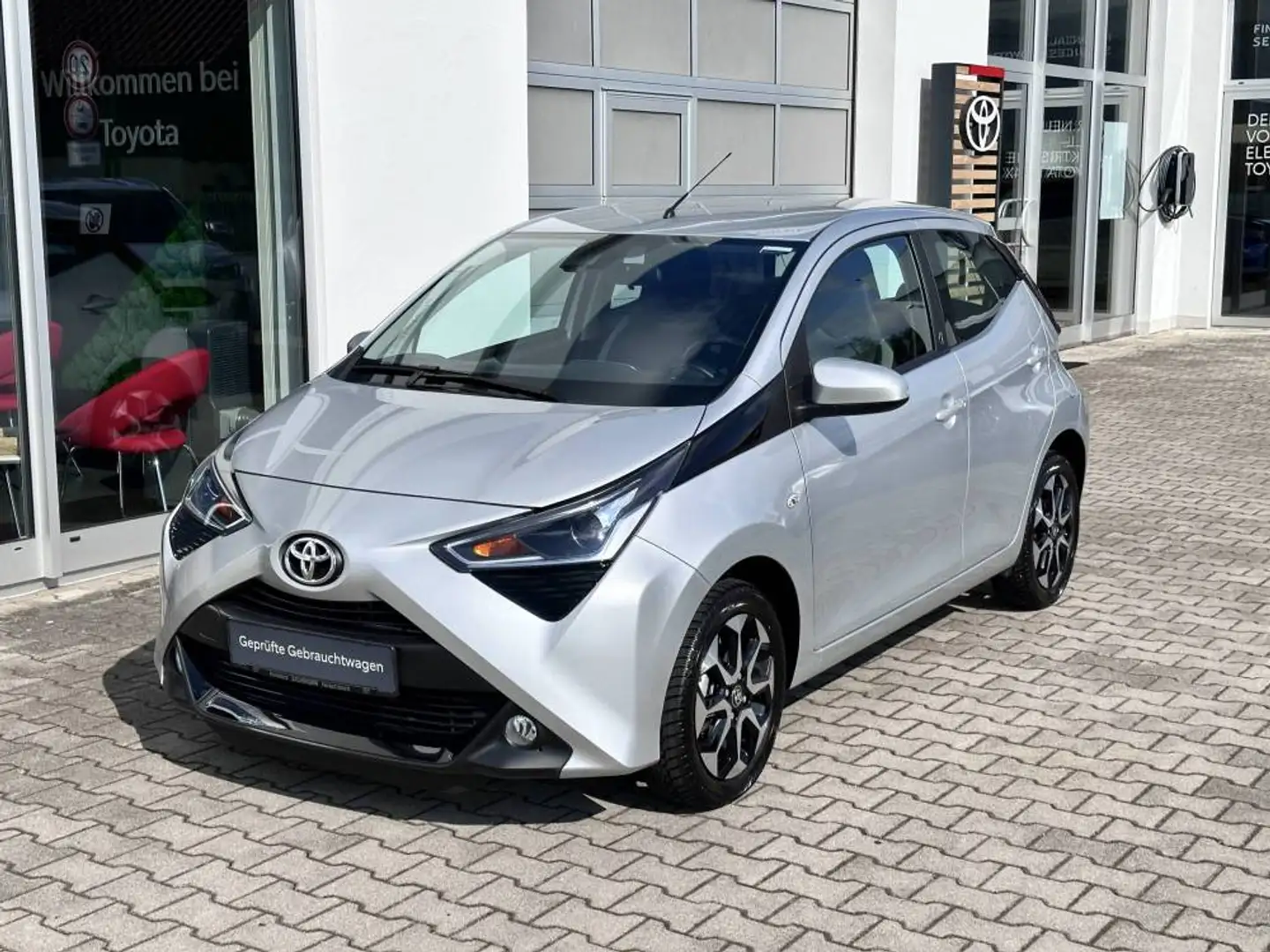 Toyota Aygo AYGO 1,0 l 5-tg. 5-Gang TeamD - Winterreifen Silber - 2