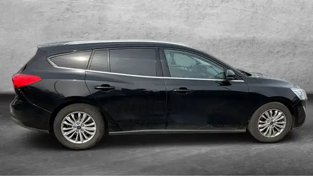 Ford Focus view 3