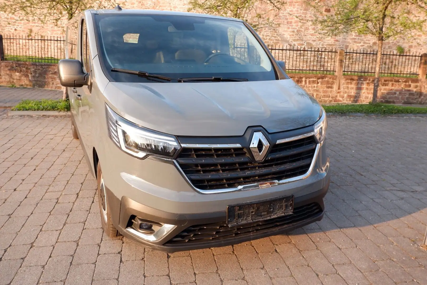 Renault Trafic Kasten L2H1 3,0t Automatik Werksgarantie Grau - 2