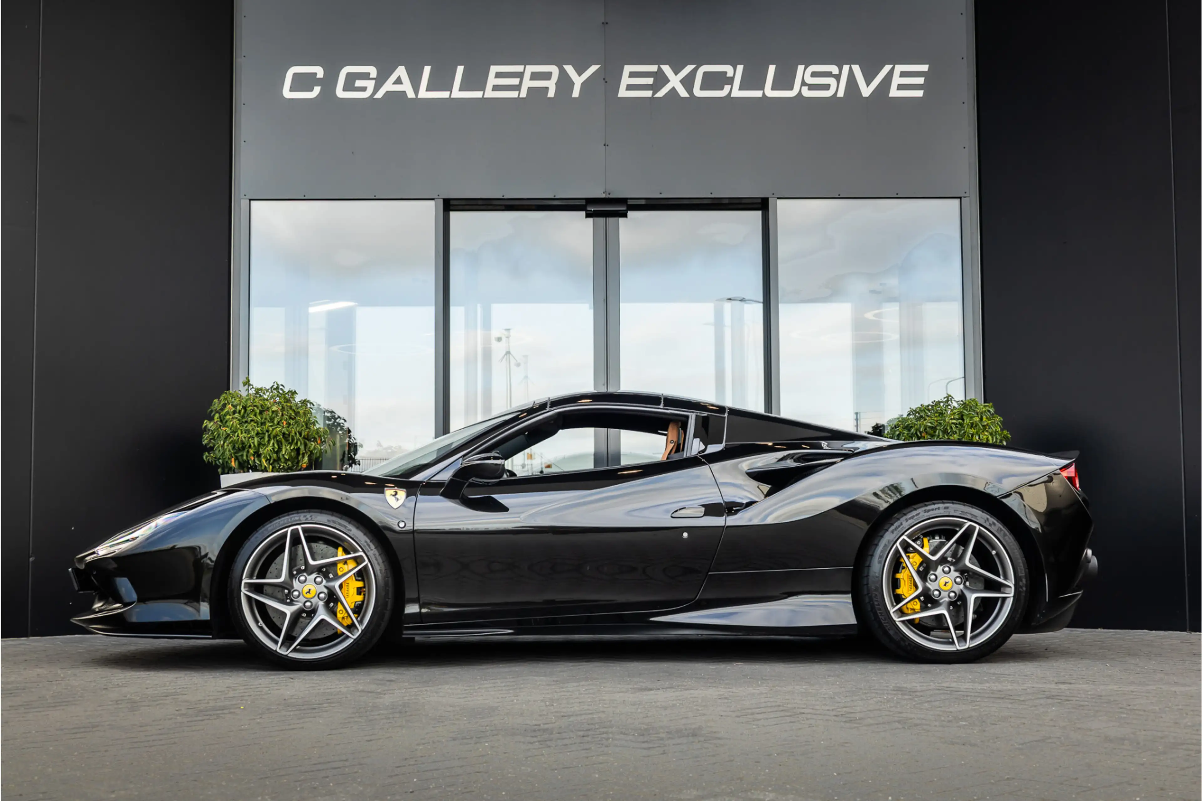 Ferrari F8 Spider 3.9 V8 HELE - Nero Daytona | Passenger Display | L — photo 6