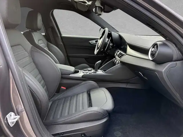 Alfa Romeo Giulia view 6
