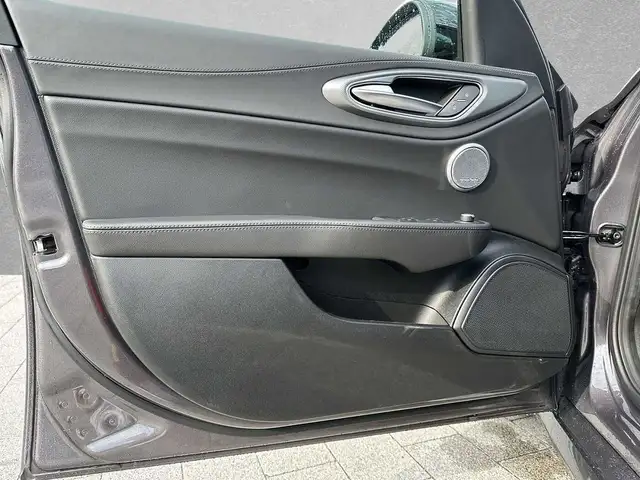 Alfa Romeo Giulia view 5