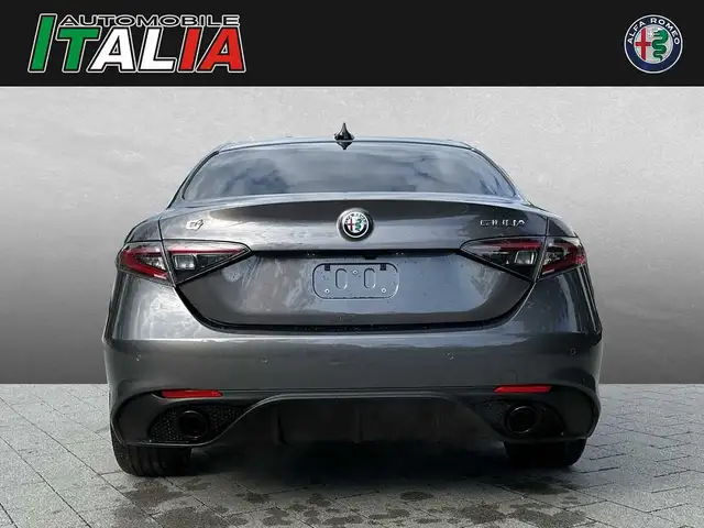 Alfa Romeo Giulia view 4