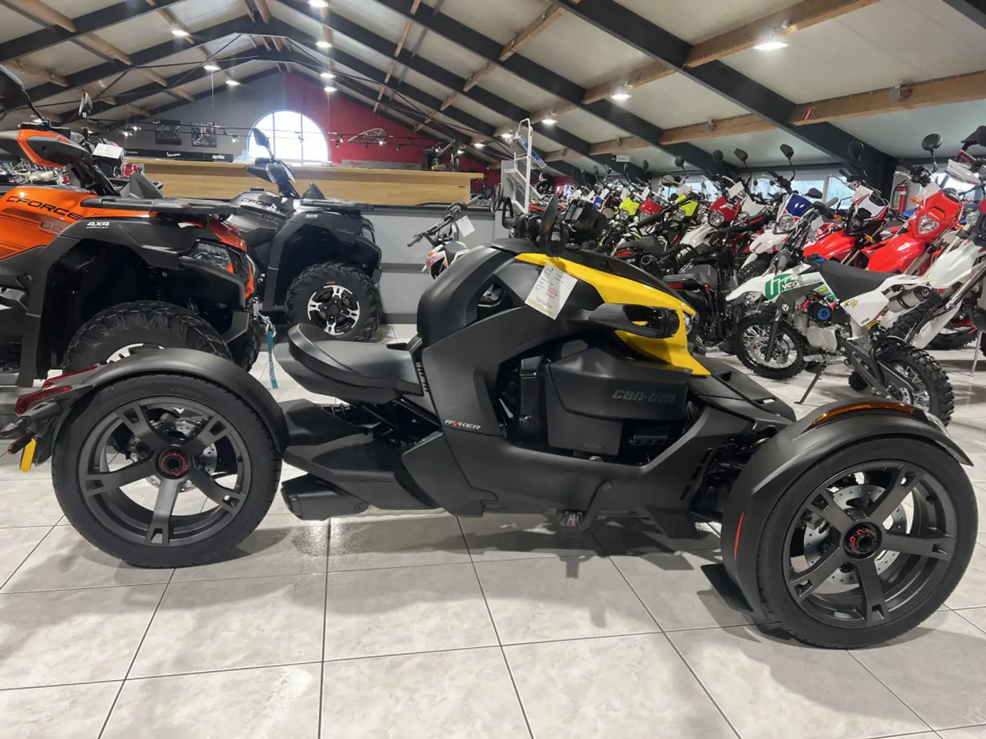 Can-Am Ryker 600   inclus saut et couleur dorée. Jaune - 2