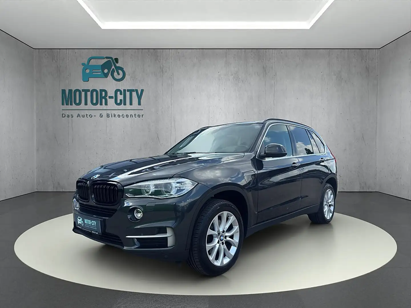 BMW X5 PHEV xDrive40e Aut. Schwarz - 1