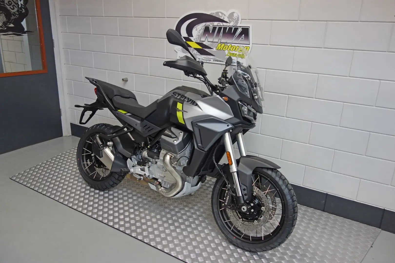 Moto Guzzi Stelvio Gris - 2