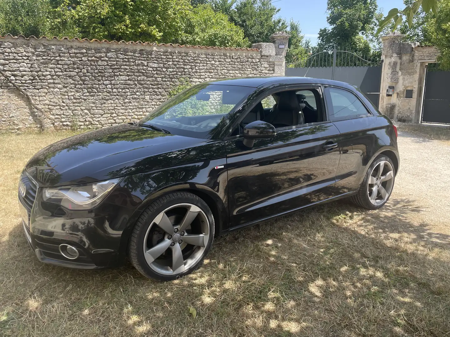 Audi A1 1.6 TDi Ambition S line - 1