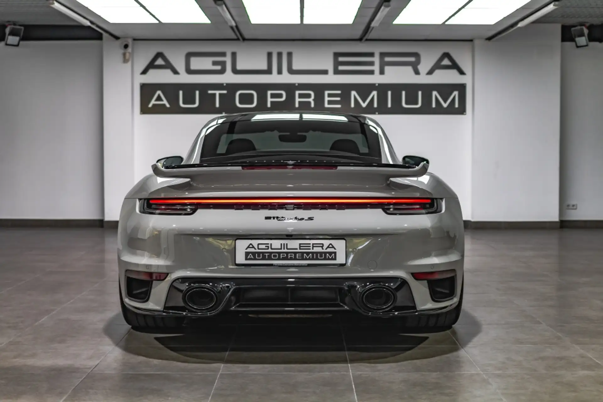 포르쉐 911 Turbo S Coupe 2024 회색 사진 5
