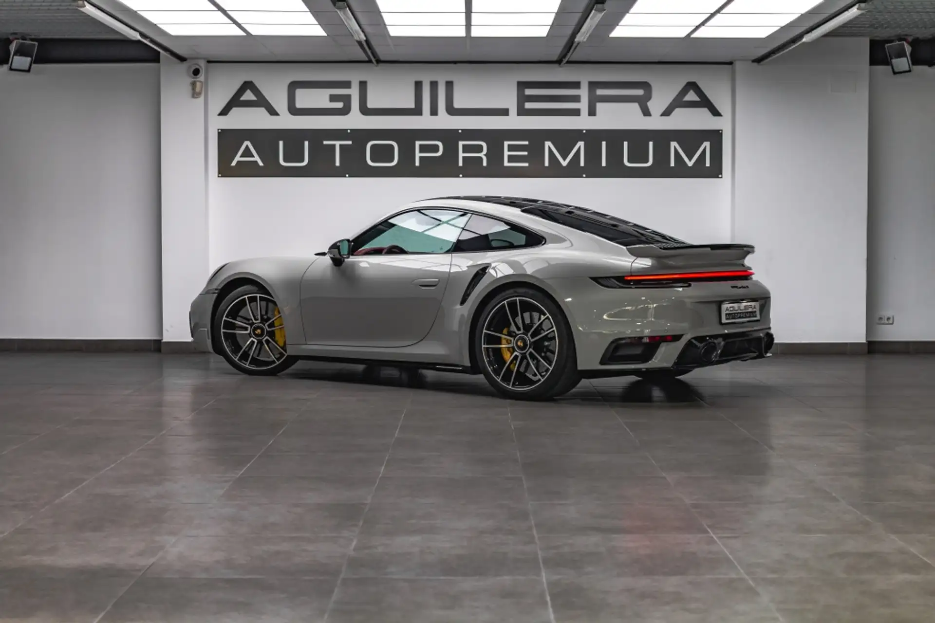 포르쉐 911 Turbo S Coupe 2024 회색 사진 3