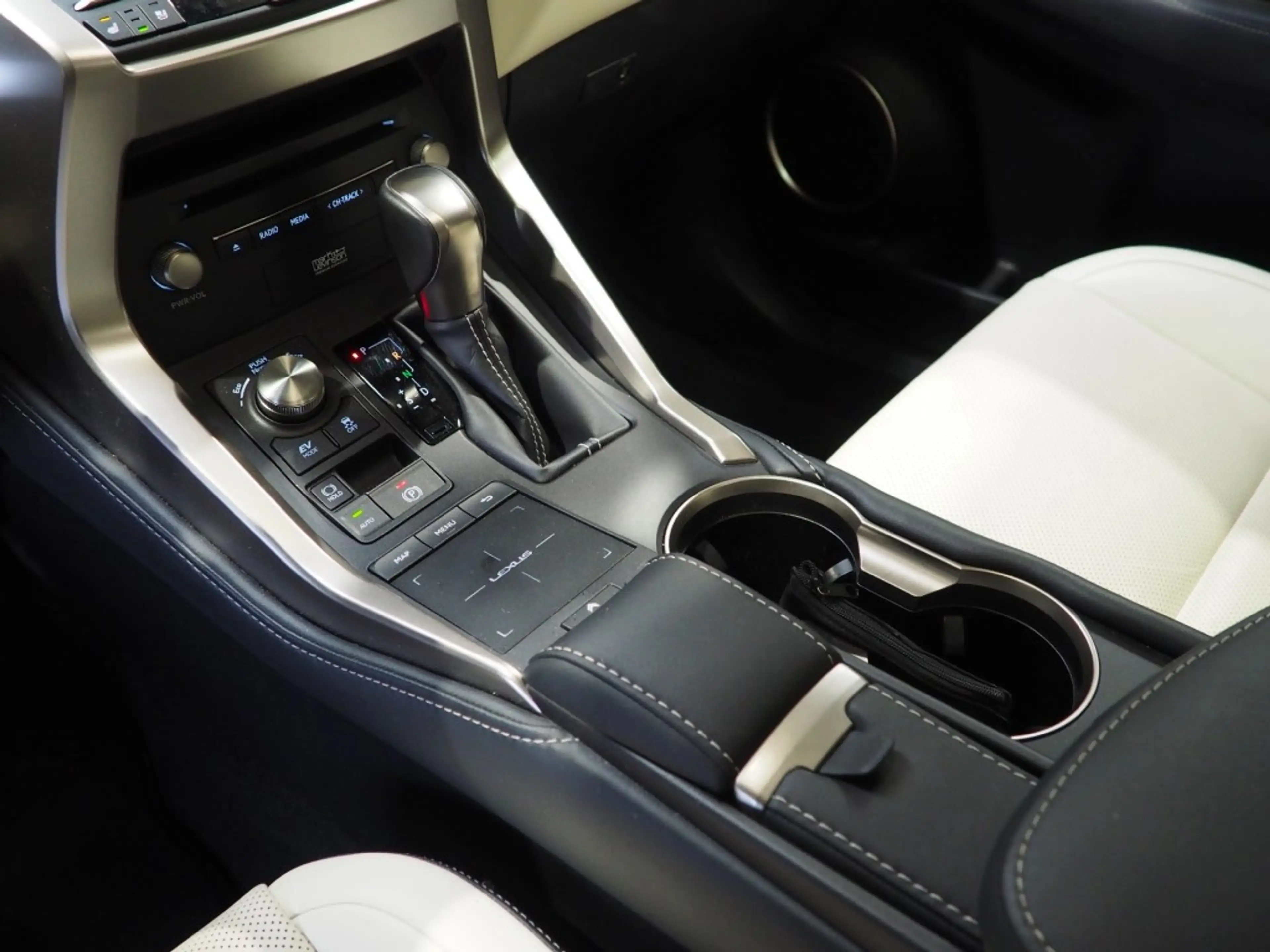 Lexus NX 300h President 197 PK, Mark Levinson, Glazen dak, 360 C — photo 18