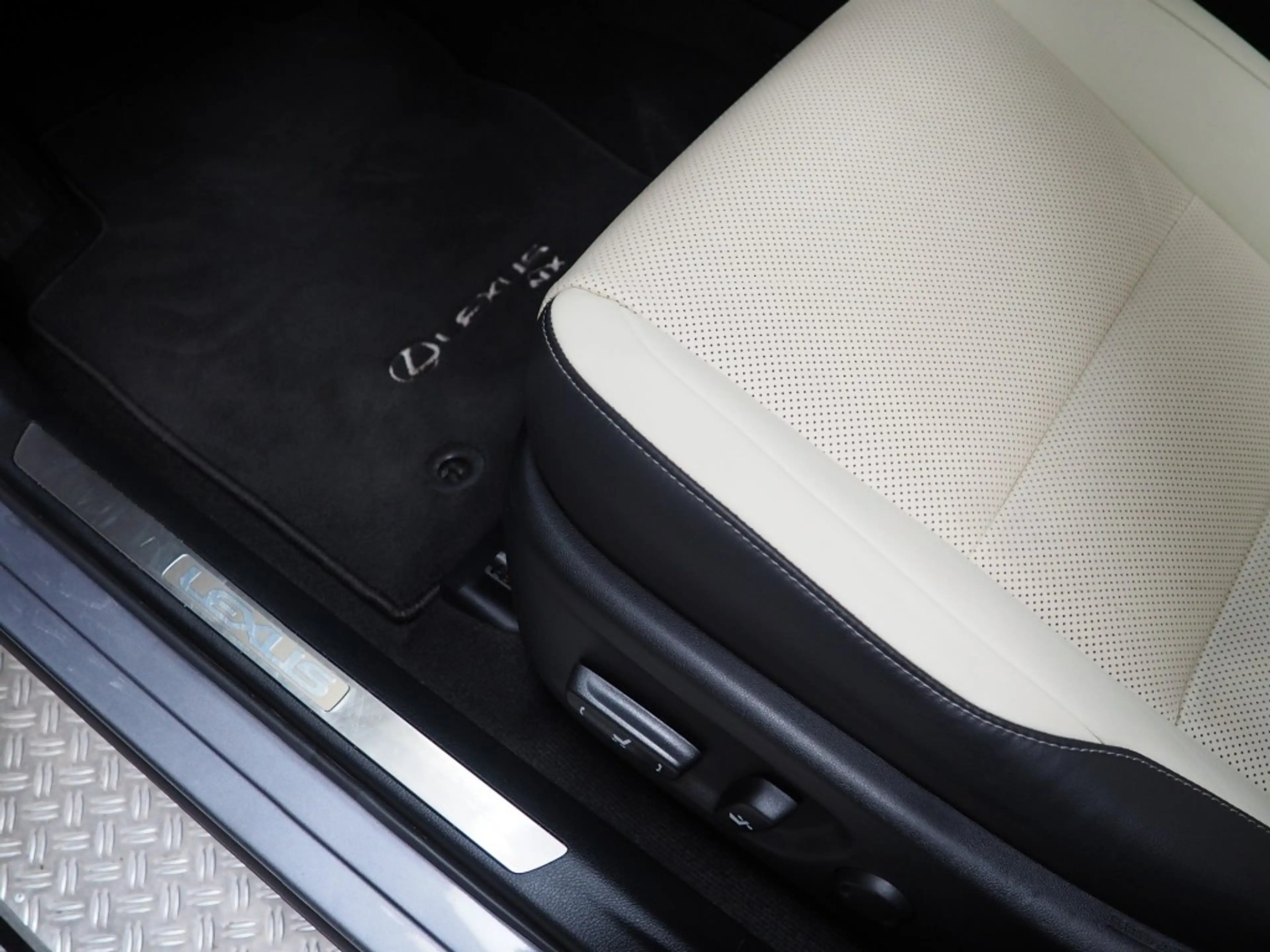 Lexus NX 300h President 197 PK, Mark Levinson, Glazen dak, 360 C — photo 8