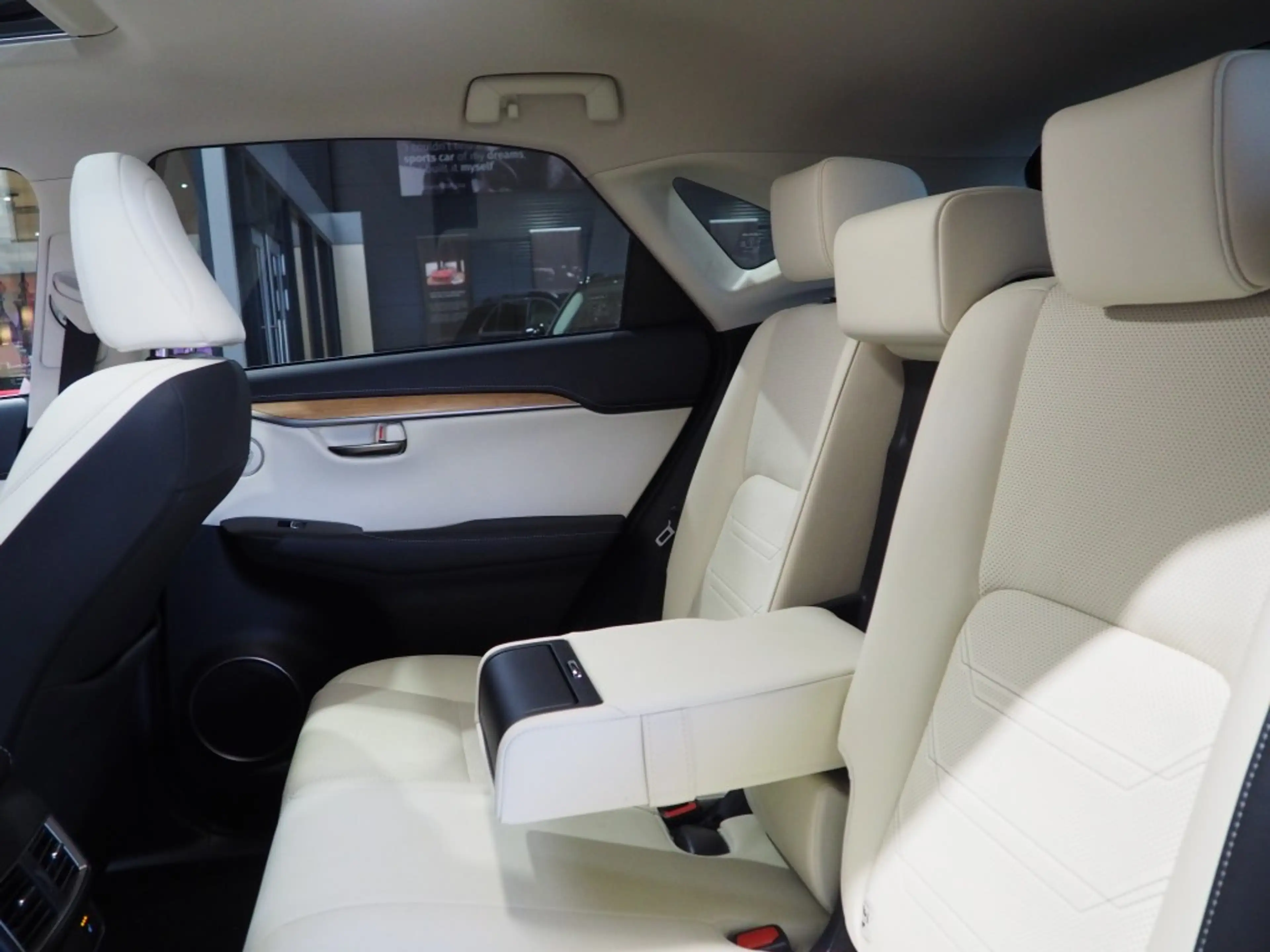 Lexus NX 300h President 197 PK, Mark Levinson, Glazen dak, 360 C — photo 31
