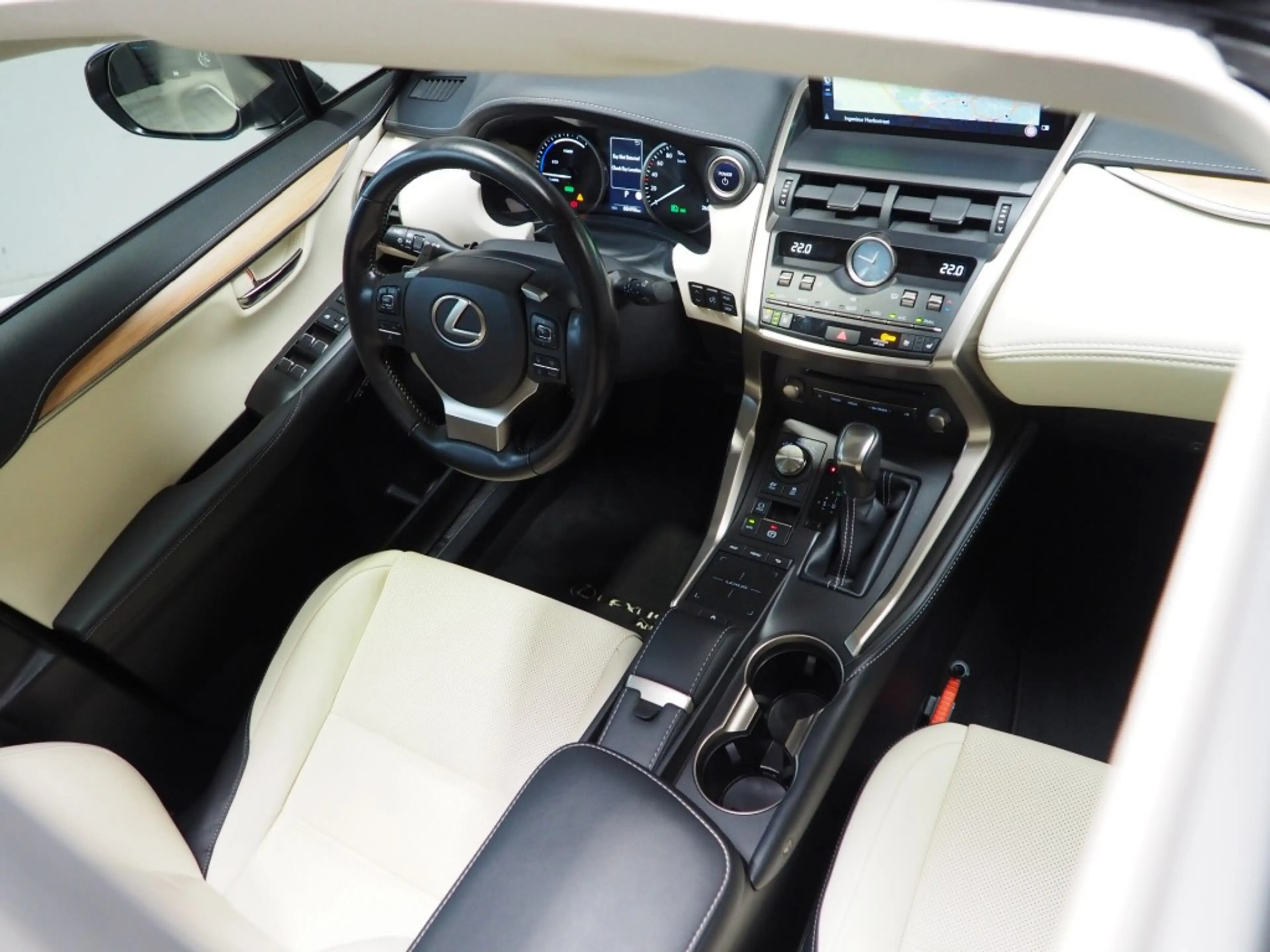 Lexus NX 300h President 197 PK, Mark Levinson, Glazen dak, 360 C — photo 10