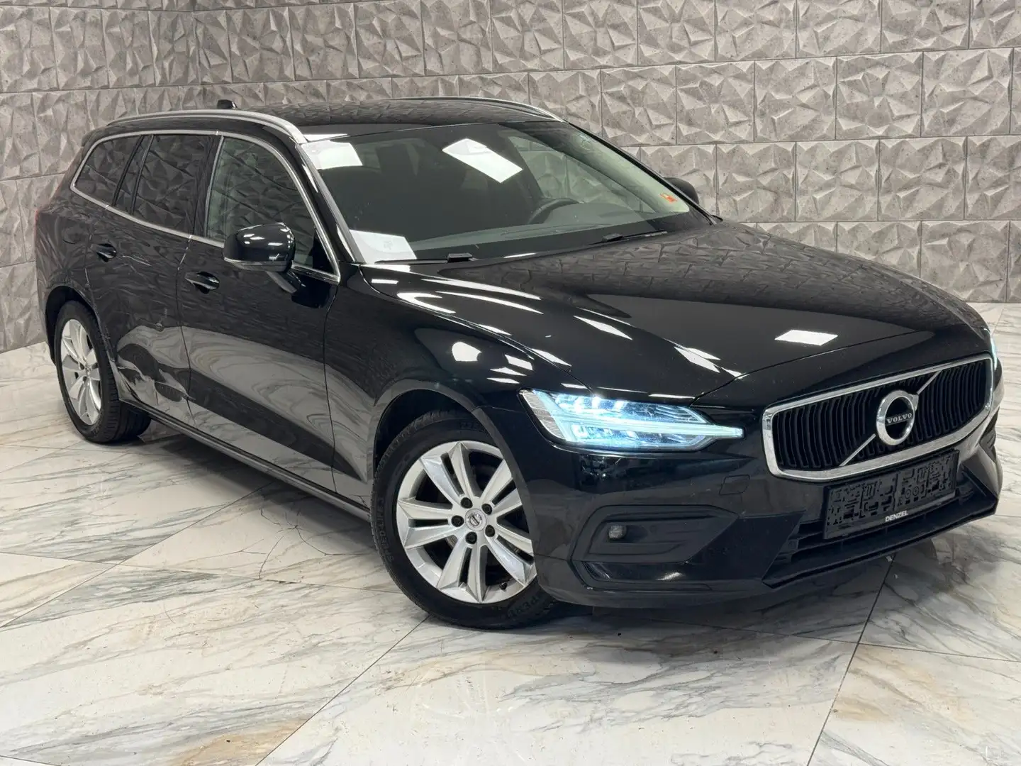 Volvo V60 Kombi Momentum Pro * Voll Fahrberreit * Schwarz - 1