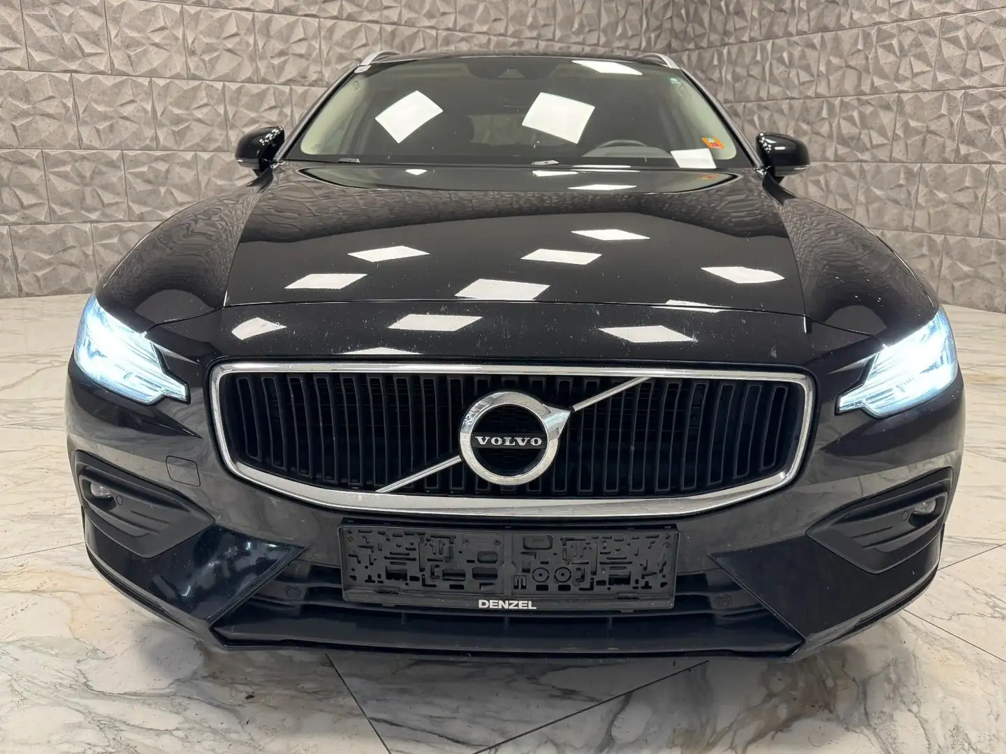 Volvo V60 Kombi Momentum Pro * Voll Fahrberreit * Schwarz - 2