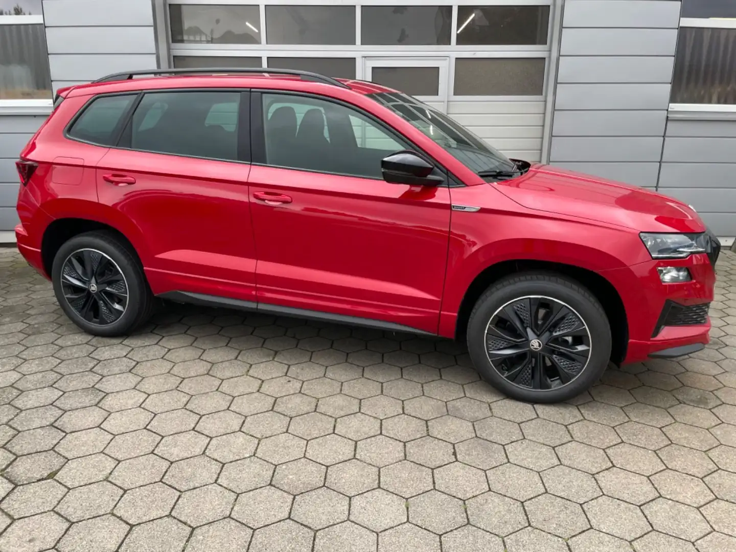 Skoda Karoq 1.5 TSI DSG Business RFK Sportline Rojo - 2