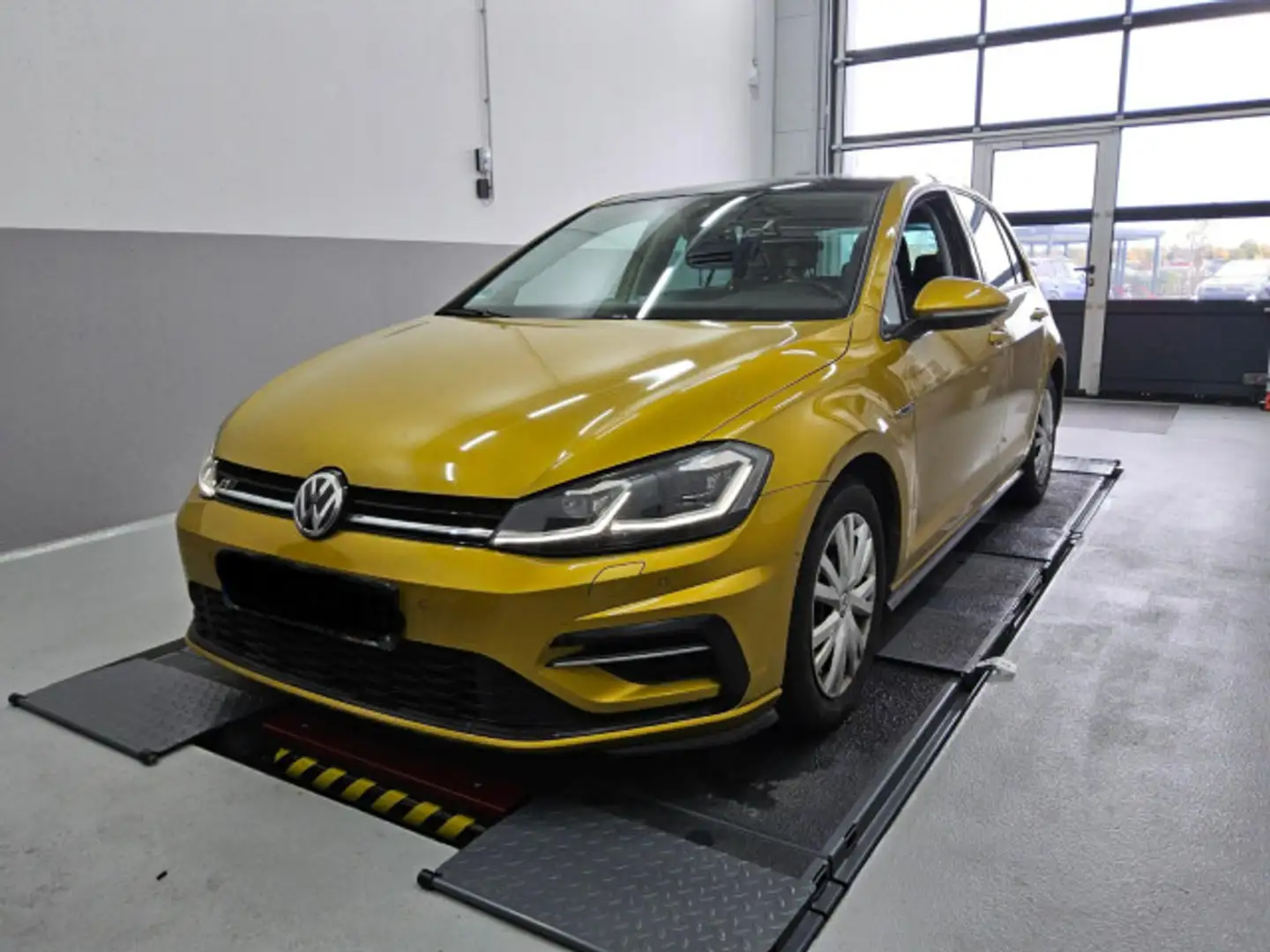 Volkswagen Golf VII Highline 1.5 TSI DSG 8-fach bereift Jaune - 2