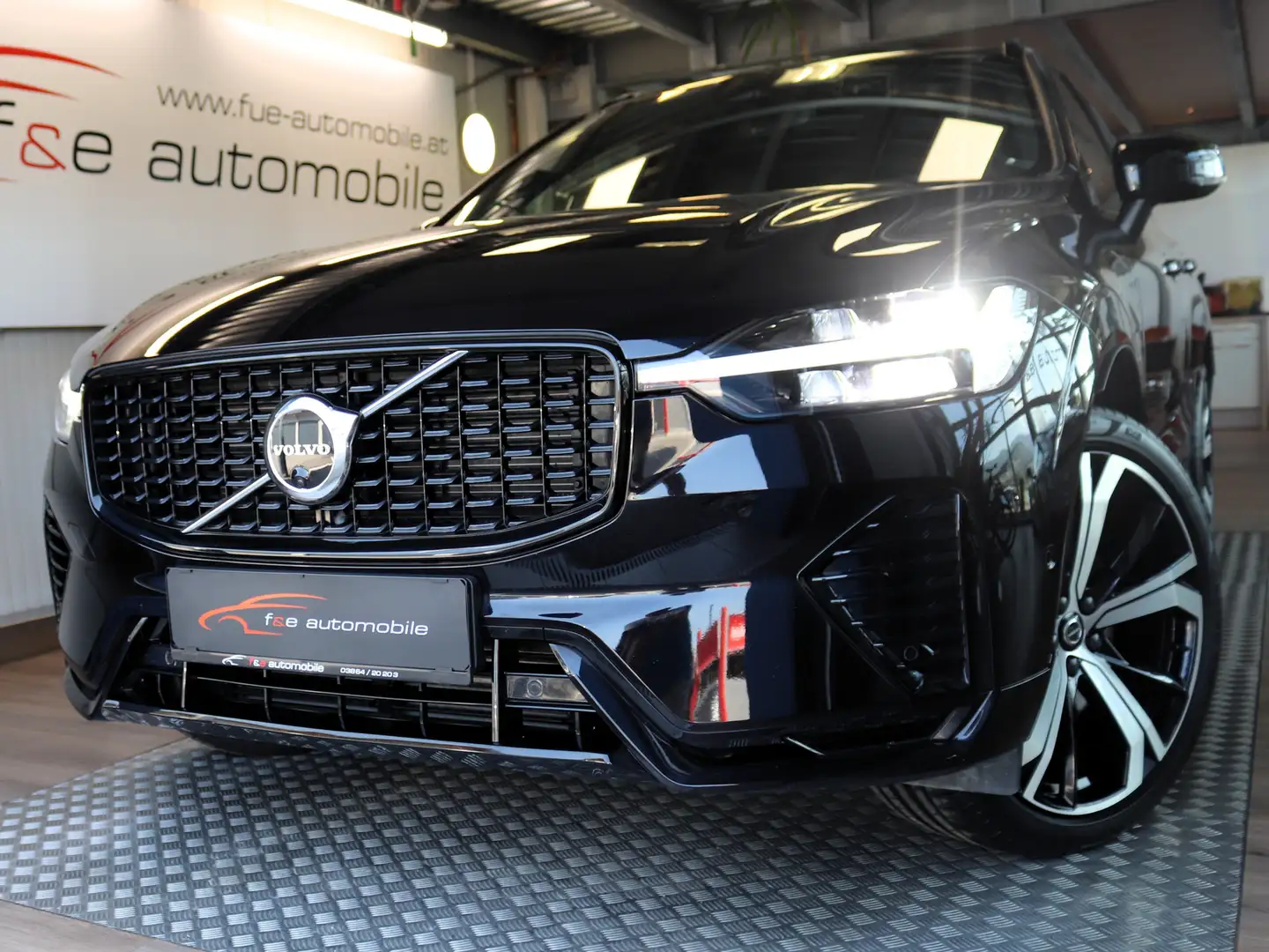 Volvo XC60 Plus Dark Recharge Plug-In Hybrid AWD Noir - 1