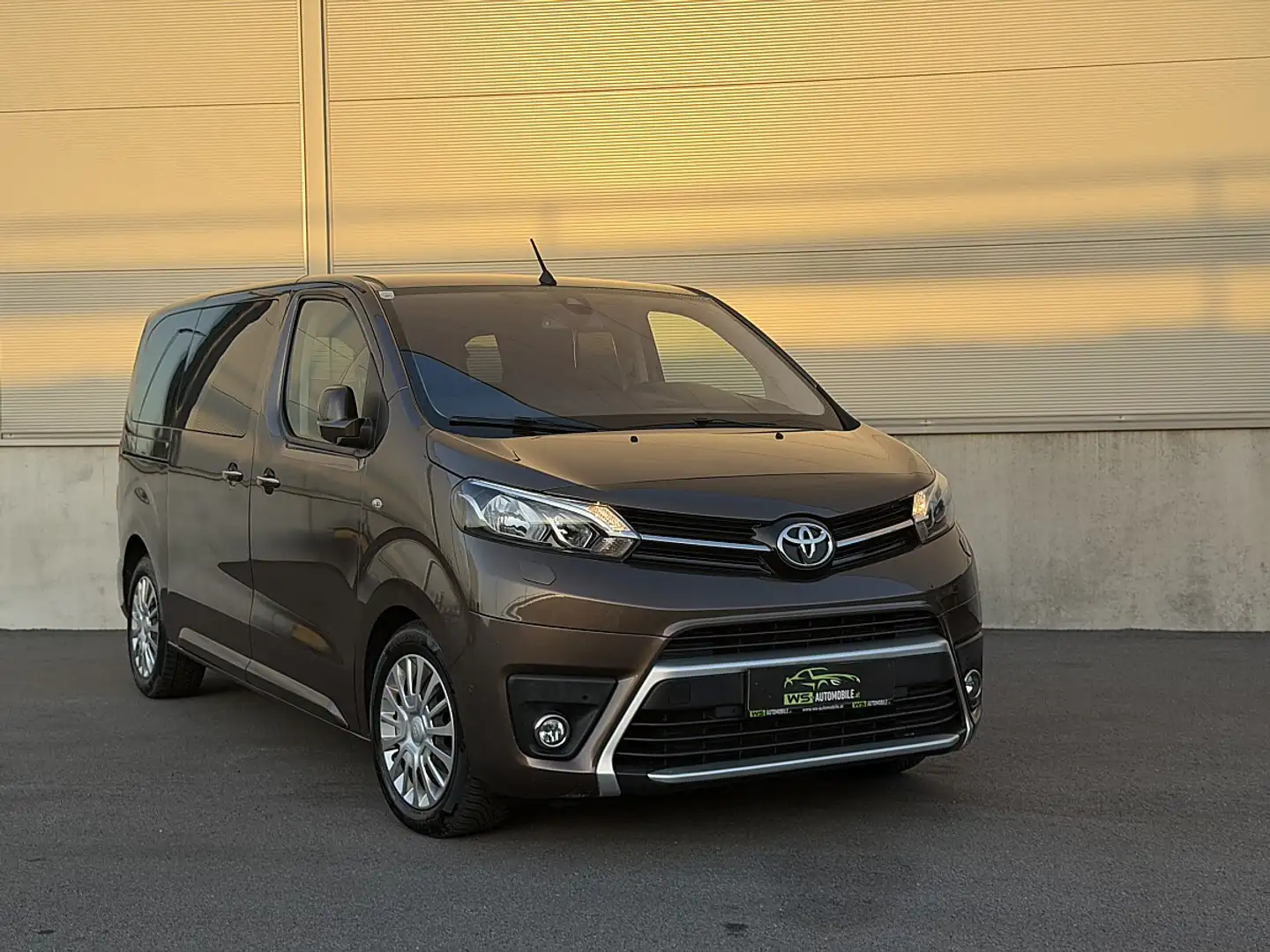 Toyota Proace Verso 2,0 D-4D 150 Medium Family Braun - 2
