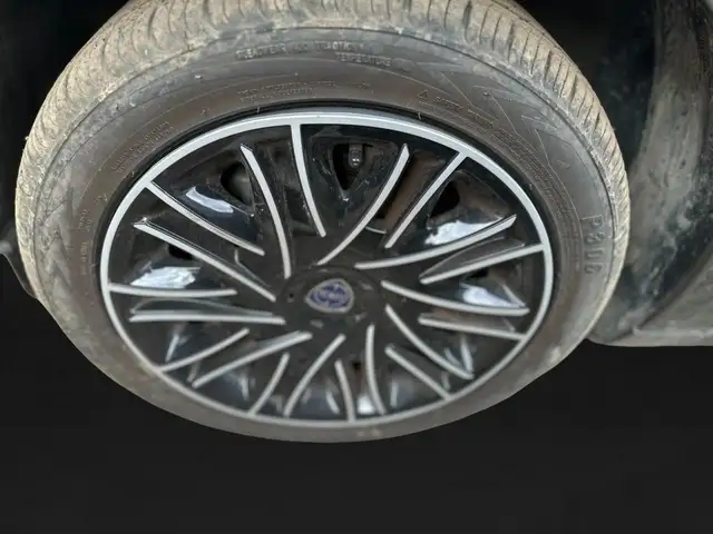 Lancia Ypsilon view 9